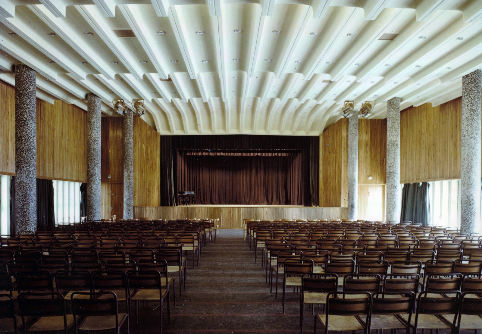 Hungary, Vác, Dunai Cement Művek (később Duna-Dráva Cement Kft. Váci Gyára), Kultúrterem., 1963, Ivánkay Kálmán, colorful, Fortepan #153562