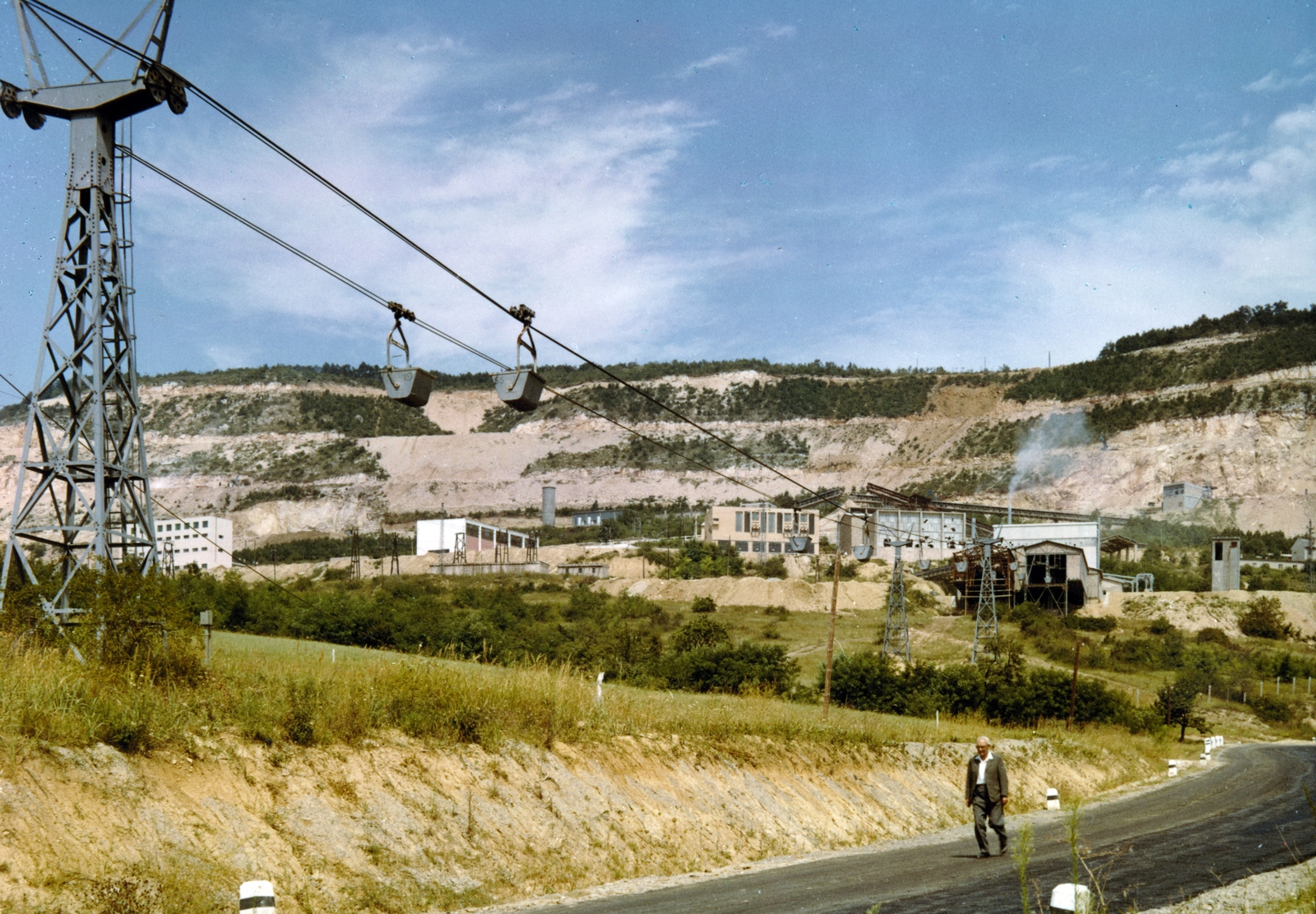 Hungary, Vác, a Dunai Cement Művek (később Duna-Dráva Cement Kft. Váci Gyára) mészkőfejtője a Naszály hegyen., 1963, Ivánkay Kálmán, colorful, cableway, stone mine, Fortepan #153563