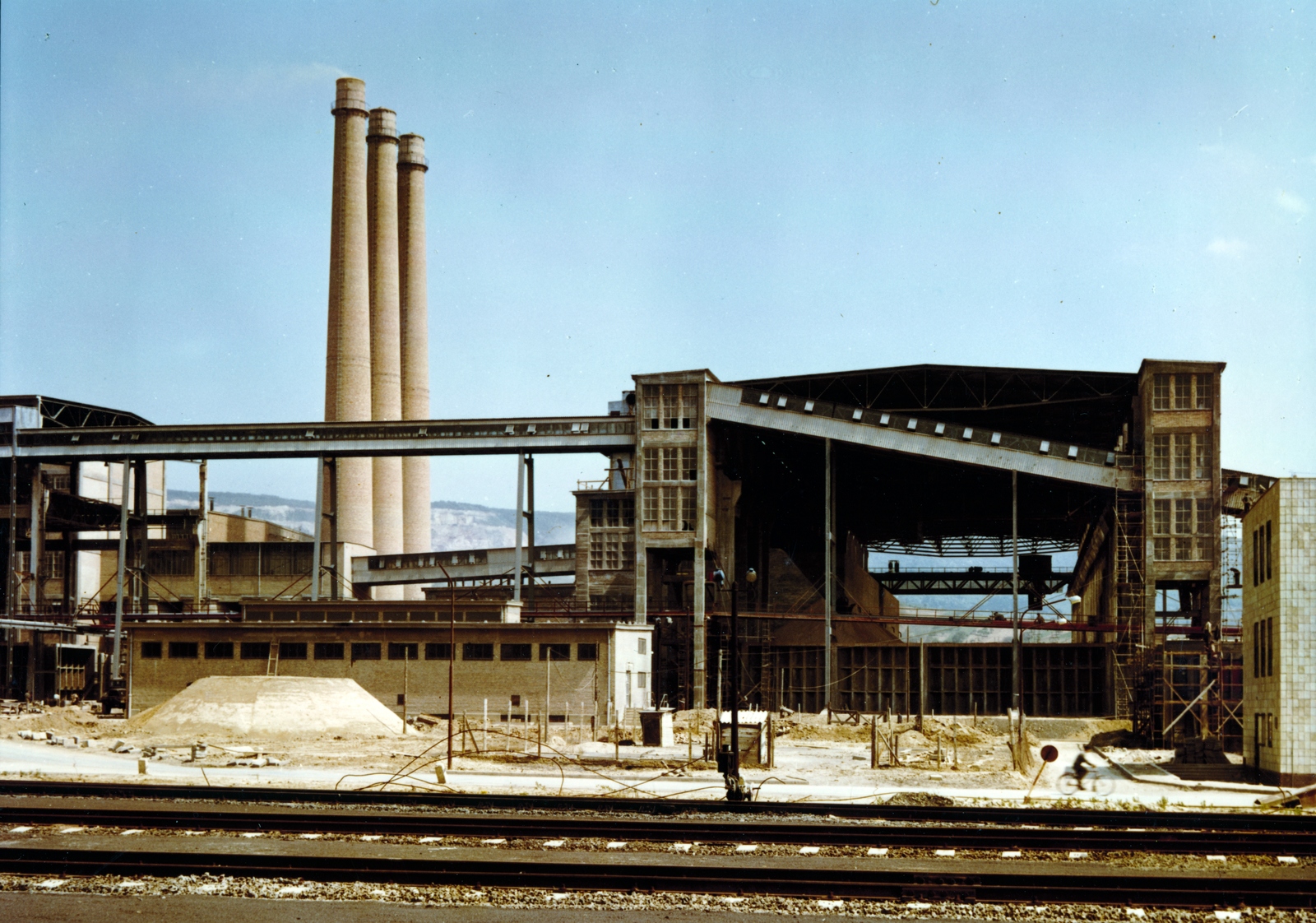 Hungary, Vác, Dunai Cement Művek (később Duna-Dráva Cement Kft. Váci Gyára), nyersanyagtároló., 1963, Ivánkay Kálmán, colorful, Fortepan #153569