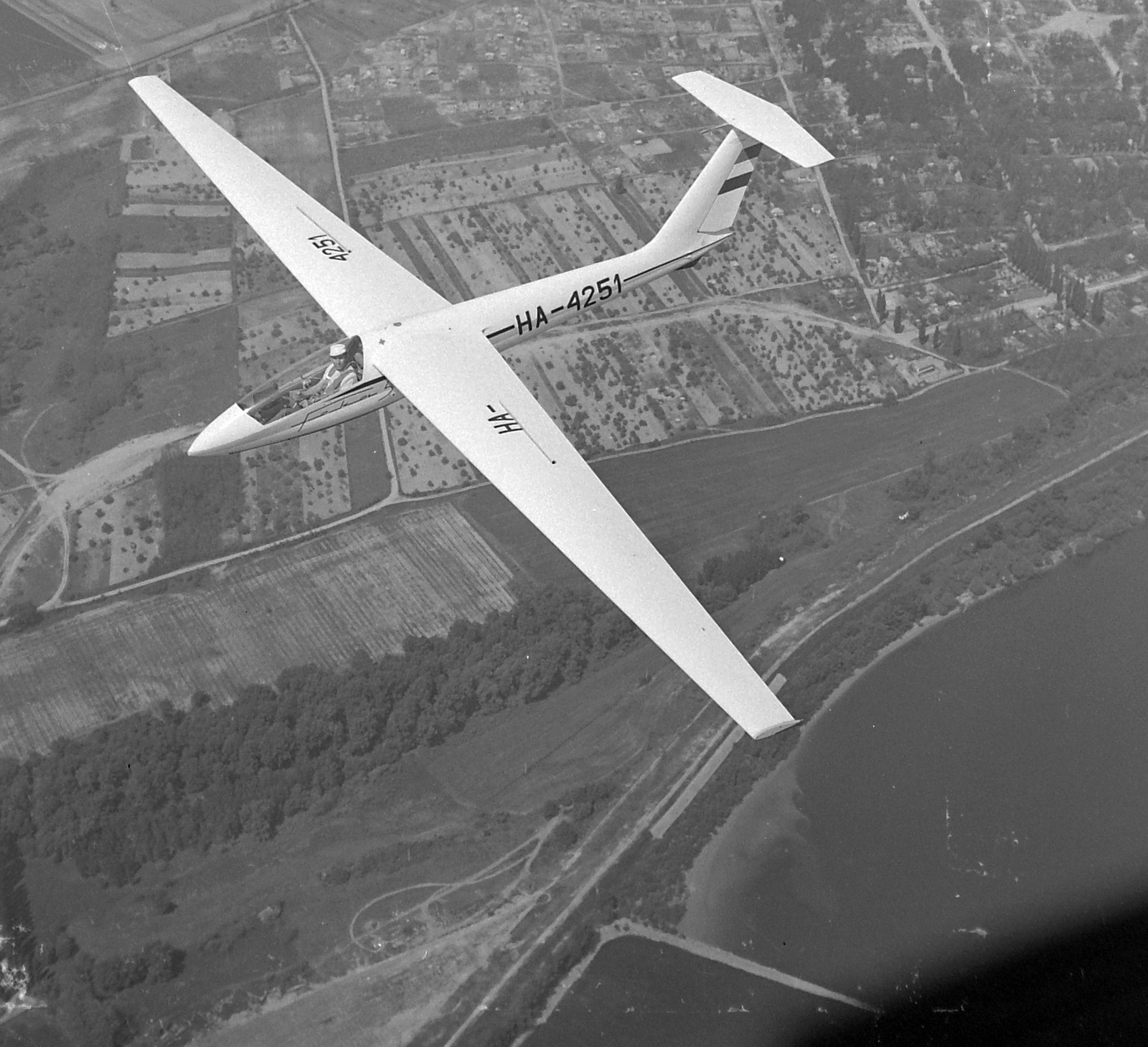 Magyarország, SZD-32 Foka-5 vitorlázó repülőgép. A háttérben a Szentendrei sziget, Surány térsége., 1971, MHSZ, légi felvétel, repülőgép, lengyel gyártmány, vitorlázó repülőgép, SZD-márka, SZD-32A Foka 5, lajstromjel, Fortepan #15357