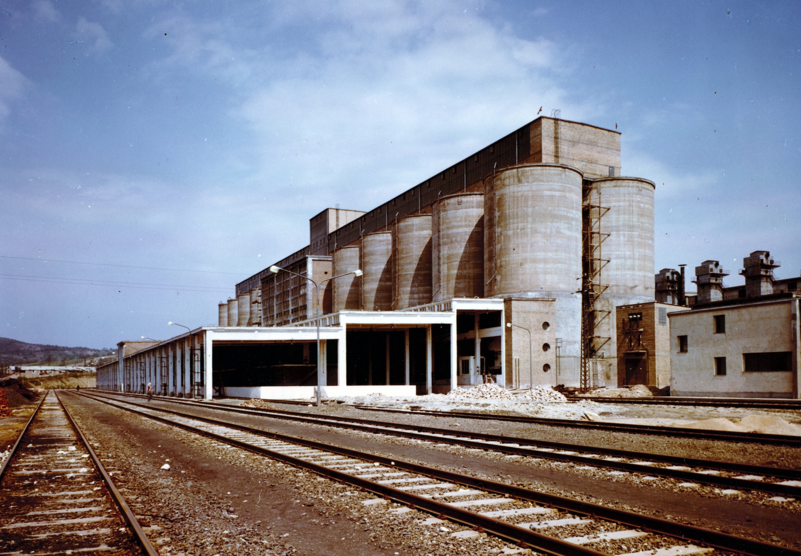 Magyarország, Vác, Dunai Cement Művek (később Duna-Dráva Cement Kft. Váci Gyára), a cementsilók és a vasuti rakodó., 1963, Ivánkay Kálmán, színes, Fortepan #153583
