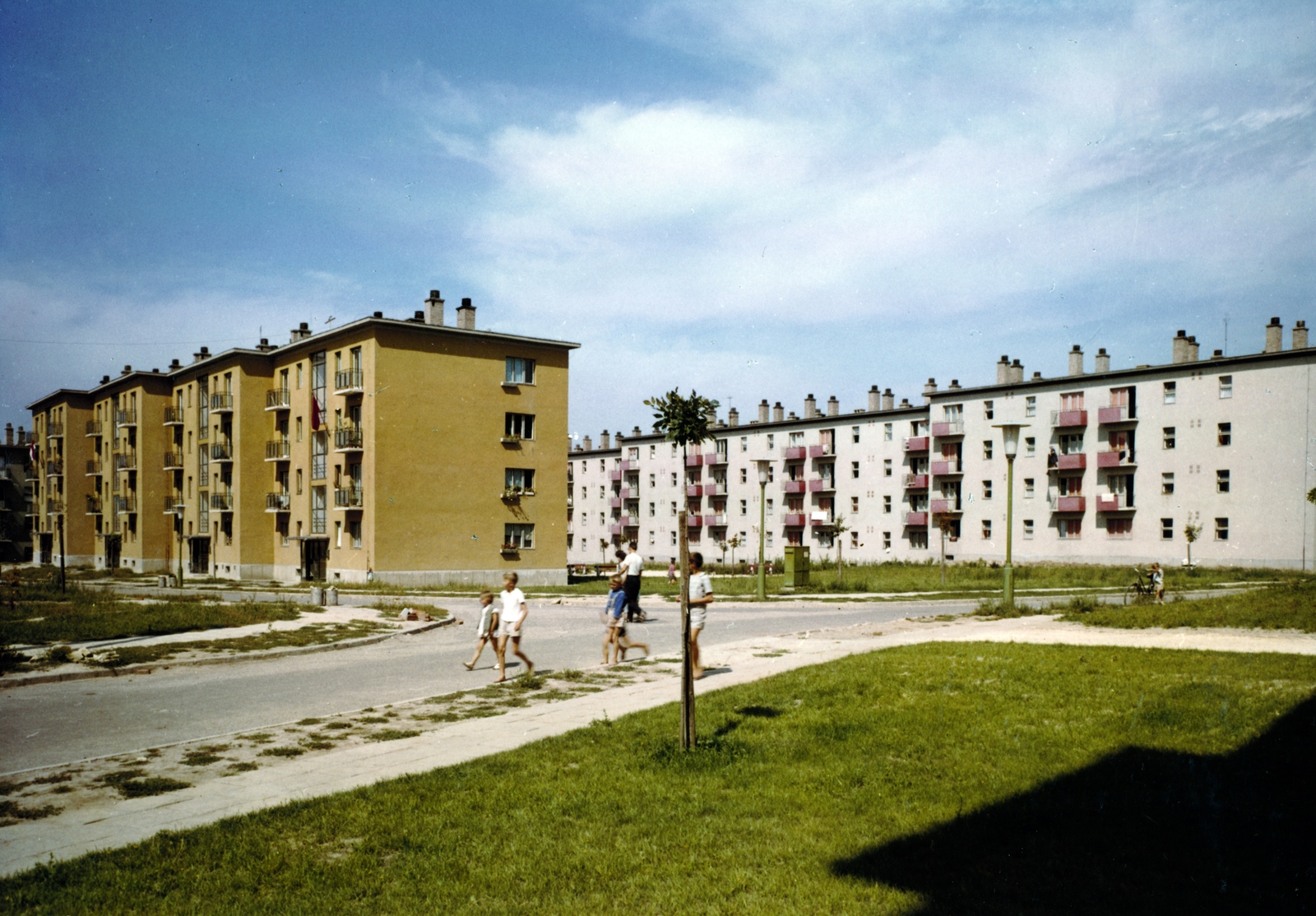 Hungary, Vác, a Dunai Cement Művek Deákvári lakótelepe, Arany János utca, balra az Űrhajós utca., 1963, Ivánkay Kálmán, colorful, blocks, Fortepan #153584