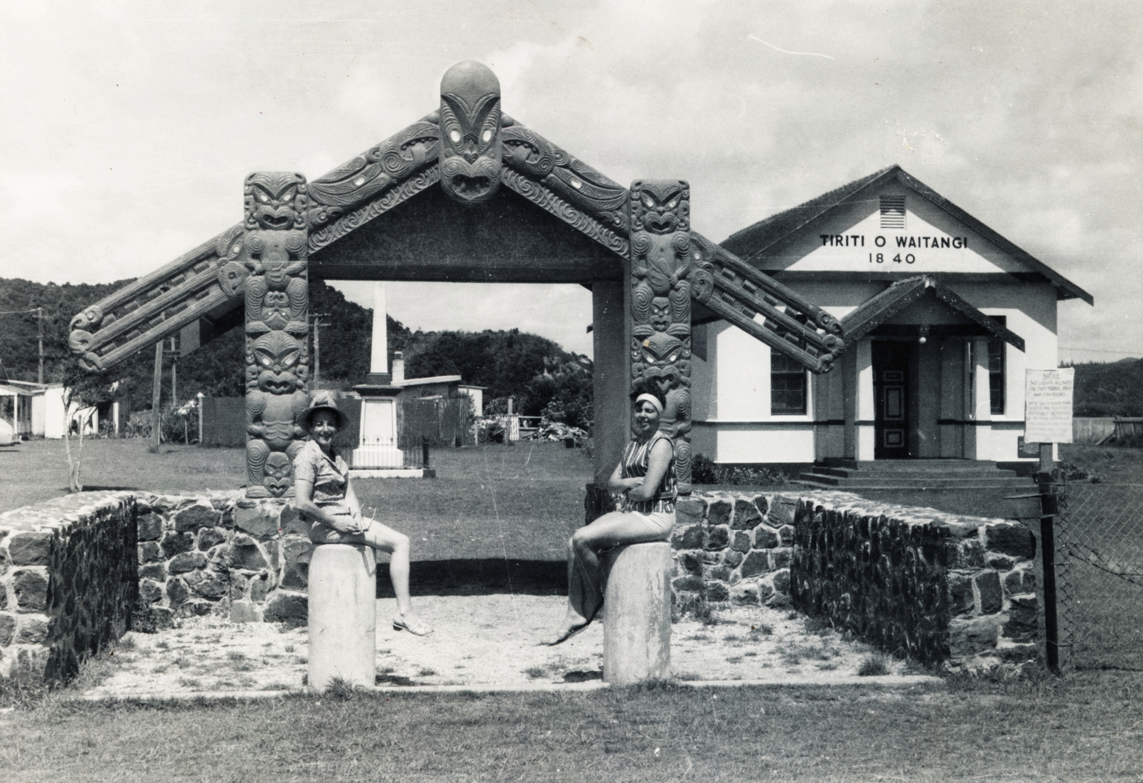 New Zealand, Paihia, Te Karuwha Parade, háttérben a Te Tii Waitangi marae (közösségi ház)., 1965, Glück Tibor, Fortepan #153588