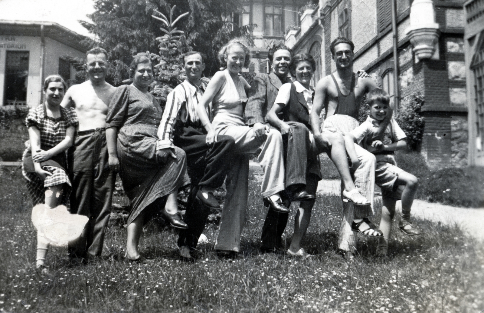 Szlovákia,Magas-Tátra, Ótátrafüred, a felvétel a Tátra-szanatórium parkjában készült., 1940, Glück Tibor, tréfálkozás, egy lábon állni, csoportkép, Fortepan #153602
