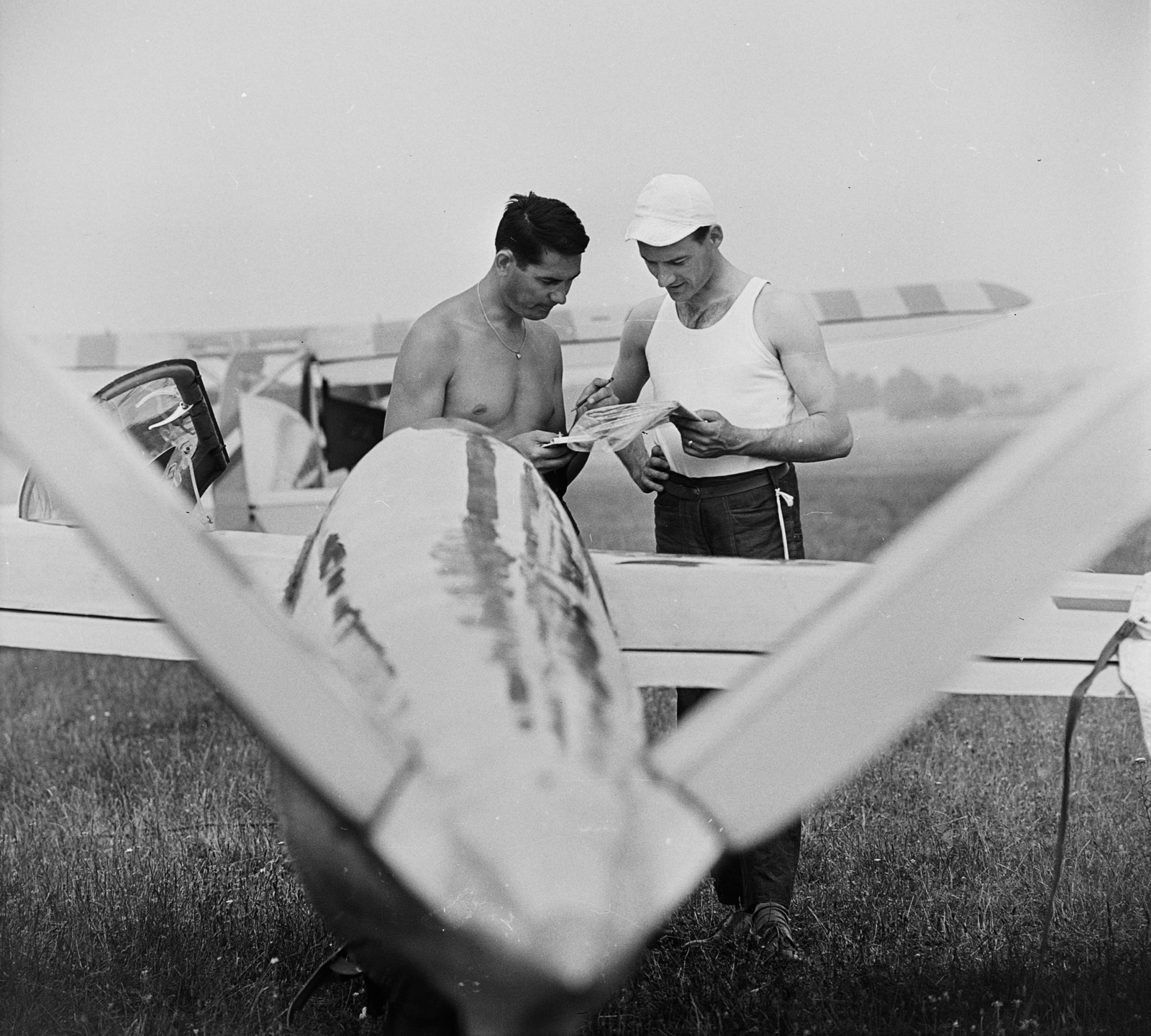 Hungary, Dunakeszi, repülőtér, Tury Kornél és Petróczy György válogatott vitorlázórepülők. Antonov A-15 vitorlázó repülőgép., 1966, MHSZ, Soviet brand, pilot, airplane, airport, Antonov-brand, sailplane, t-shirt, Fortepan #15368