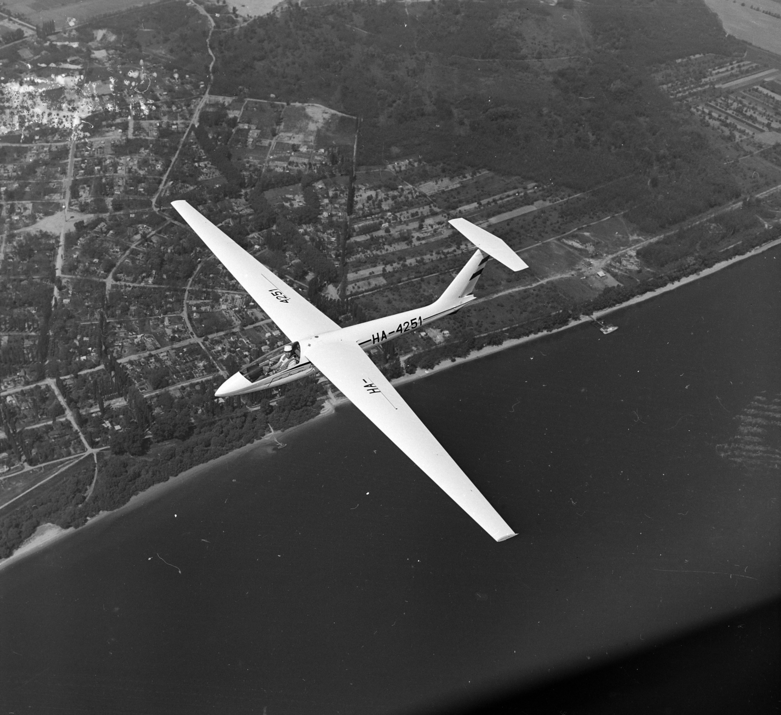 Magyarország, SZD-32 Foka-5 vitorlázó repülőgép. A háttérben Surány, a Szentendrei szigeten., 1971, MHSZ, légi felvétel, repülőgép, lengyel gyártmány, vitorlázó repülőgép, SZD-márka, SZD-32A Foka 5, lajstromjel, Fortepan #15384