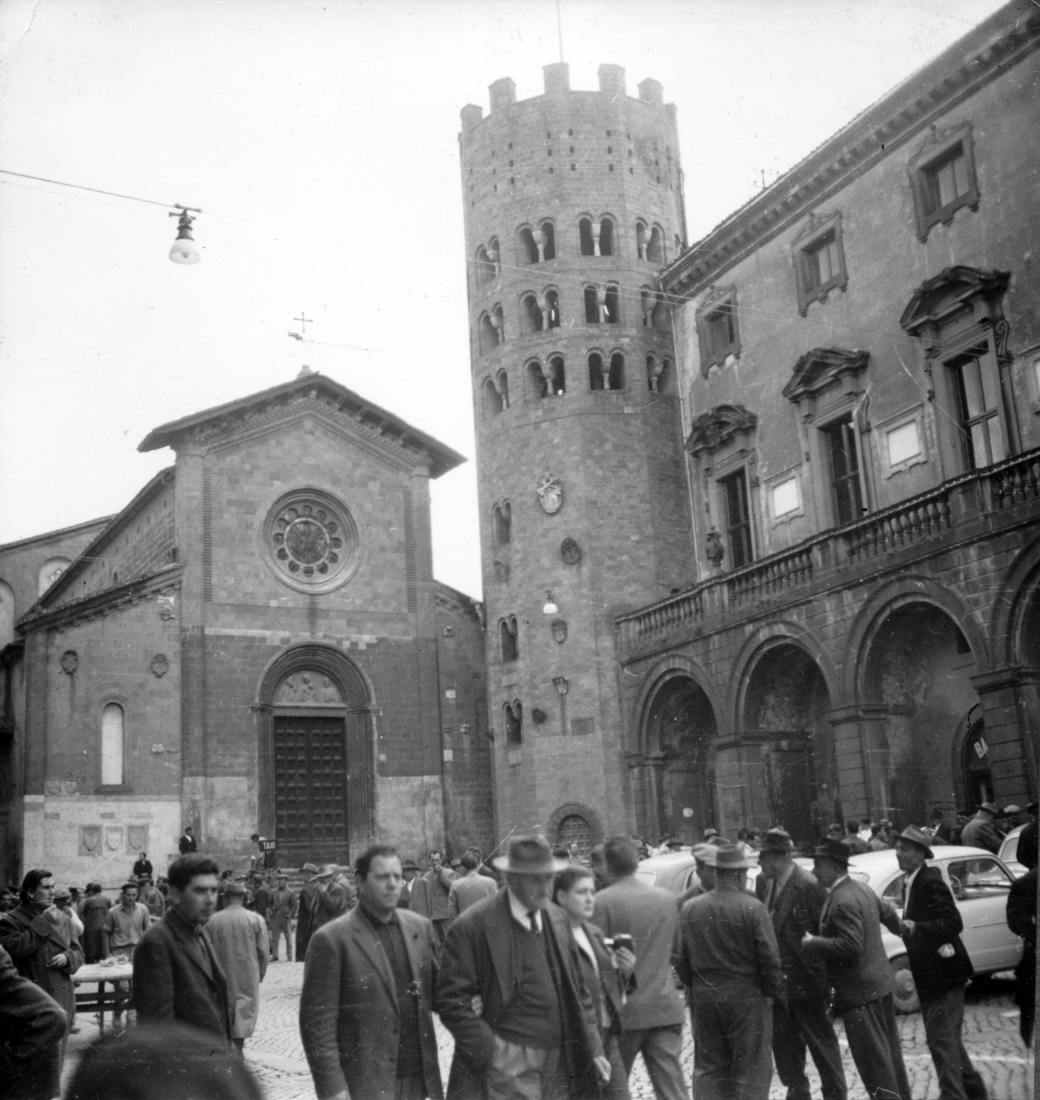 Italy, Orvieto, Piazza della Repubblica, szemben a Chiesa di Sant&#39;Andrea, jobbra a Városháza., 1959, Koppány András, Fortepan #153875
