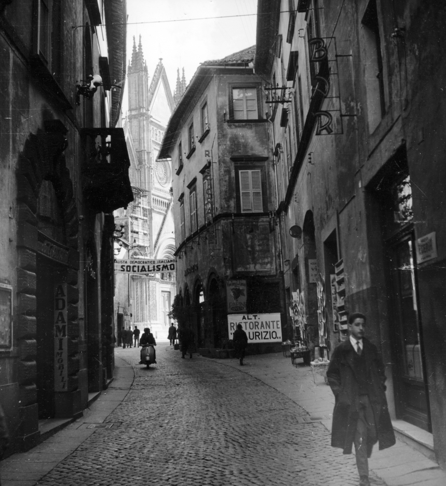 Olaszország, Orvieto, Via del Duomo a Dóm felé nézve., 1959, Koppány András, Fortepan #153876