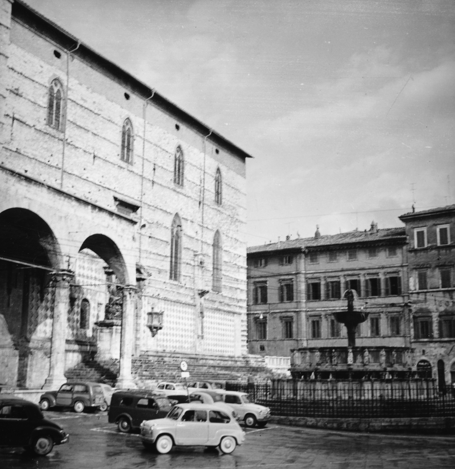 Olaszország, Perugia, Piazza IV Novembre, balra a Cattedrale di San Lorenzo. jobbra a Fontana Maggiore., 1959, Koppány András, Fortepan #153880