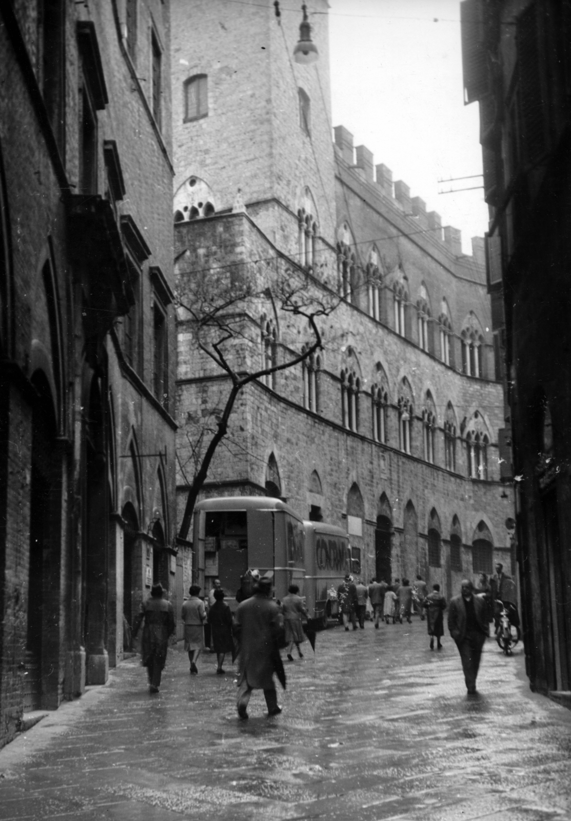 Olaszország, Siena, Via di Città, szemben a Palazzo Chigi-Saracini., 1959, Koppány András, Fortepan #153888