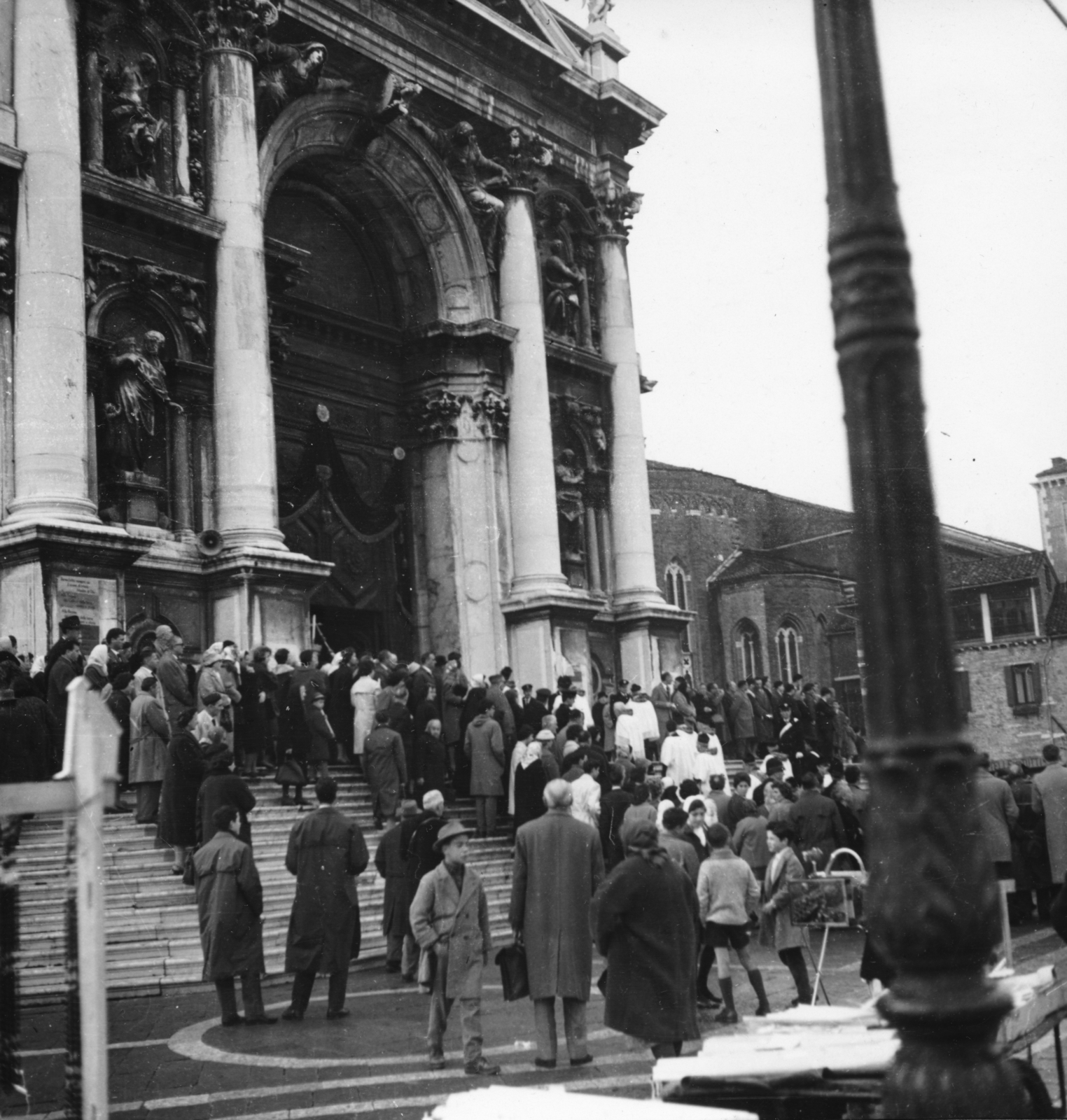 Italy, Venice, a Santa Maria della Salute fogadalmi templom bejárata., 1959, Koppány András, Fortepan #153890