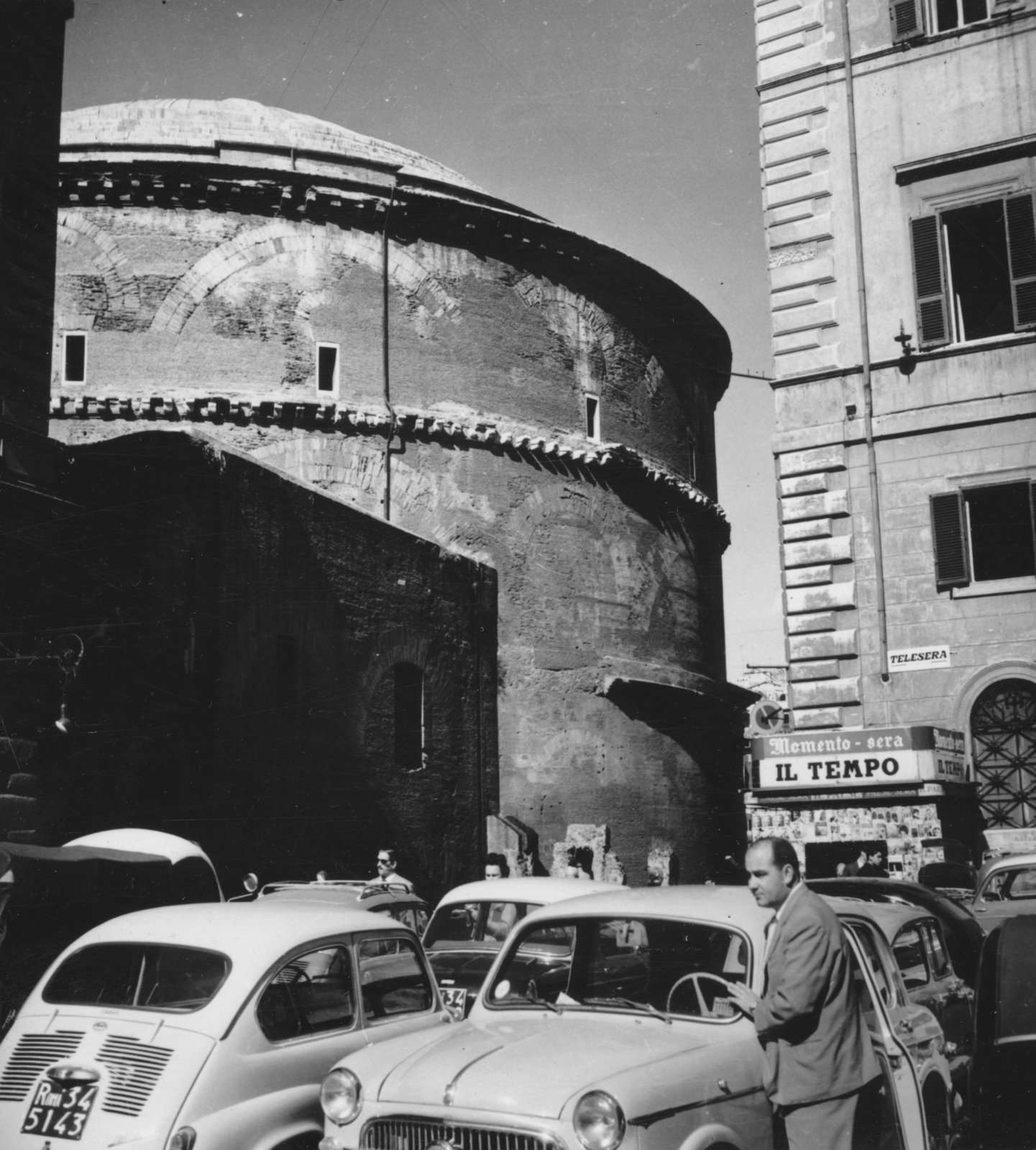 Olaszország, Róma, a Pantheon a Piazza della Minerva felől nézve., 1962, Koppány András, Fiat 600, Fortepan #153897