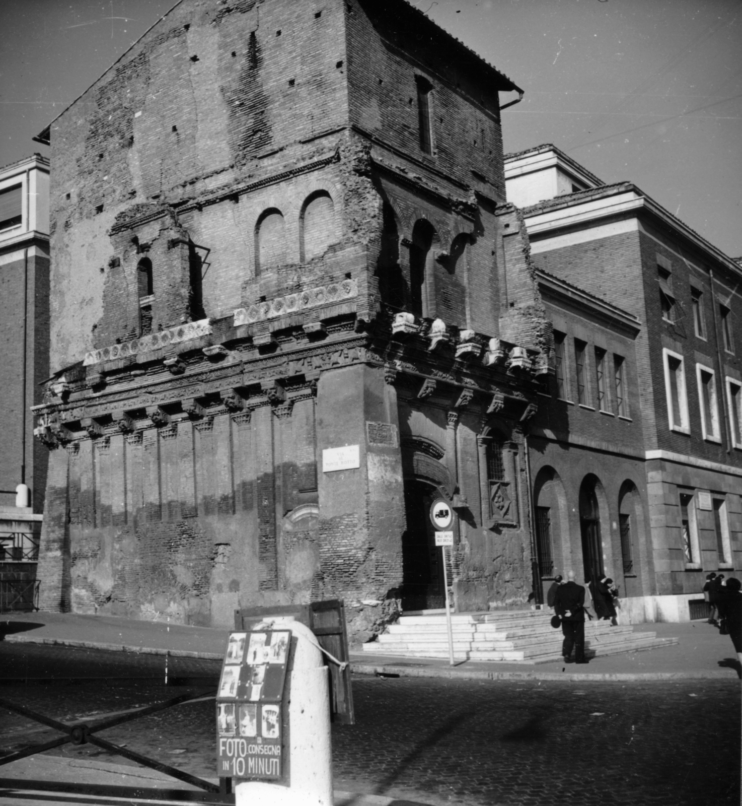 Italy, Rome, a Via di Ponte Rotto - Via Luigi Petroselli sarok a Piazza della Bocca della Verità felől, szemben a Casa dei Crescenzi., 1962, Koppány András, Fortepan #153902