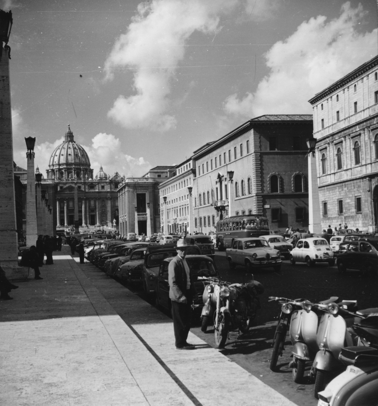 Italy, Rome, Via della Conciliazione a Szent Péter-bazilika felé nézve., 1959, Koppány András, Alfa-Romeo brand, Fortepan #153903