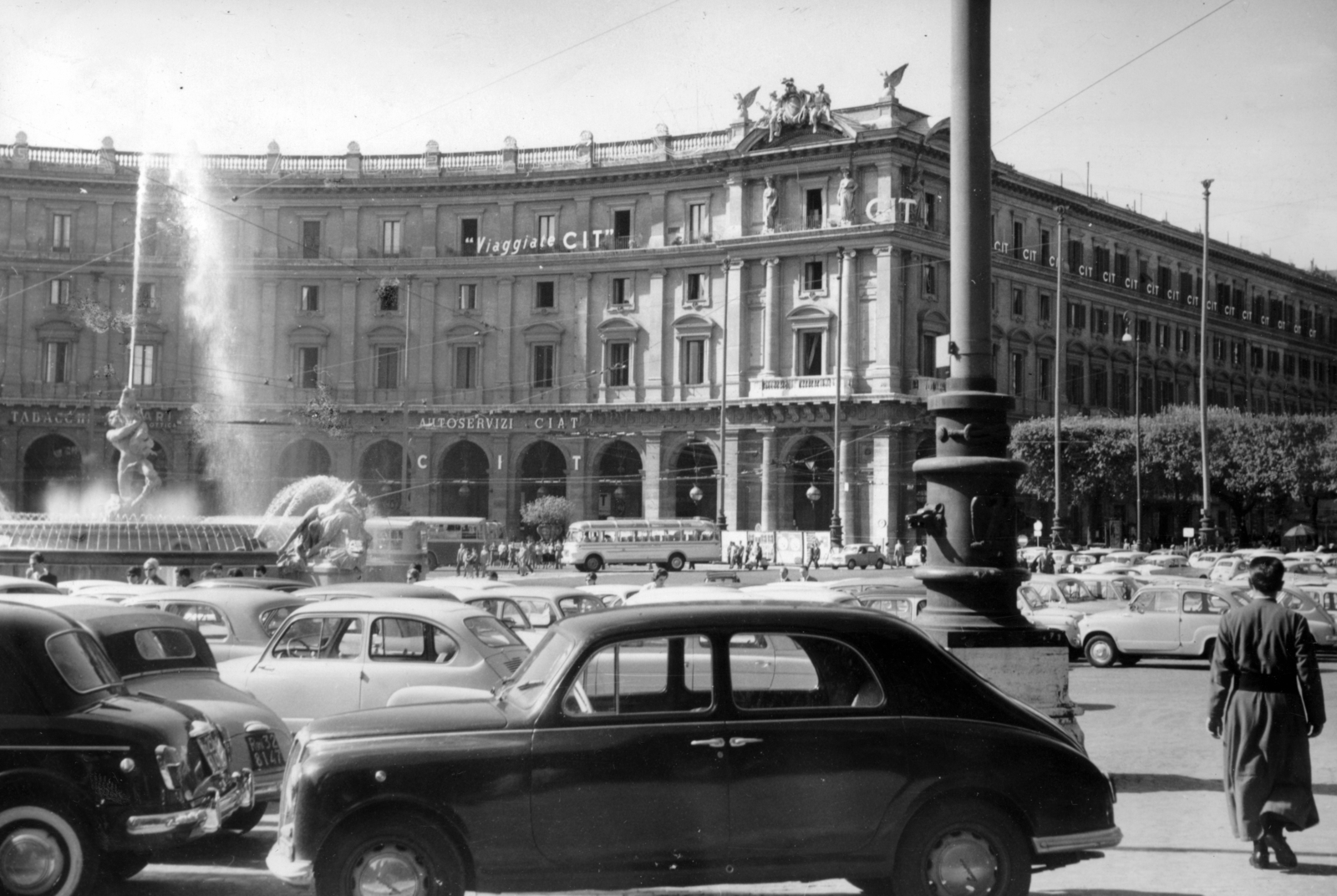 Italy, Rome, Piazza della Repubblica, balra a Najádok-kútja (Fontana delle Naiadi), jobbra a Via Vittorio Emanuele Orlando torkolata., 1959, Koppány András, Fortepan #153910