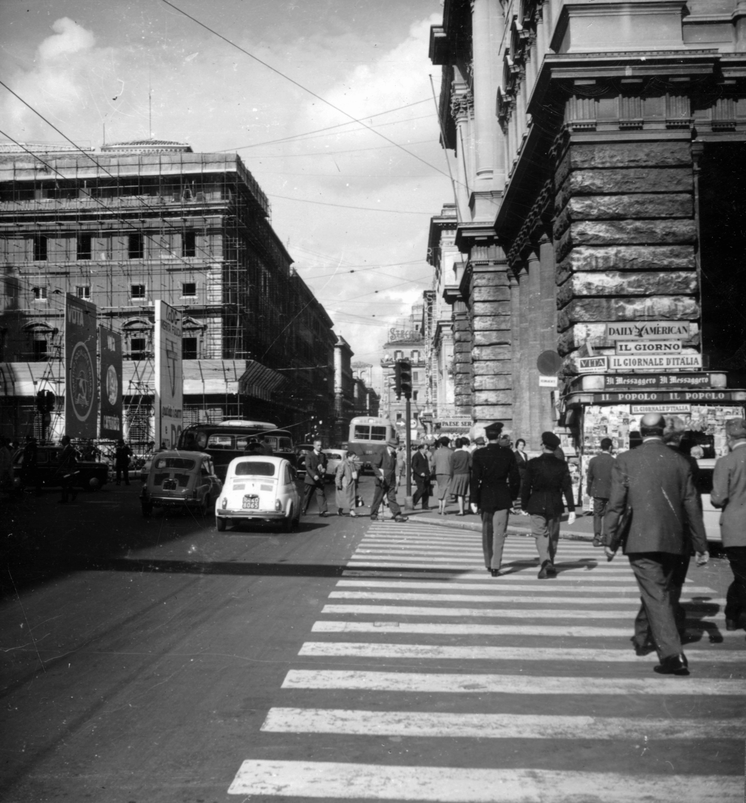 Olaszország, Róma, Via del Corso, jobbra a Via dei Sabibi, balra a Piazza Colonna., 1959, Koppány András, gyalogátkelő, Fortepan #153912
