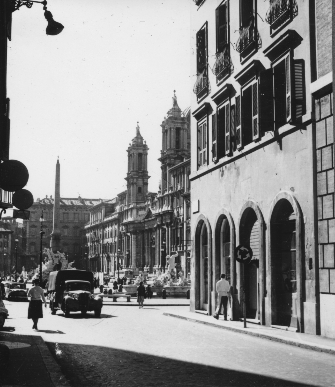 Italy, Rome, Via Agonale a Piazza Navona felé nézve. Szemben a Fontana dei Quattro Fiumi (Négy folyó szökőkútja), jobbra Fontana di Nettuno (Neptun-kút) és a templom a Sant&#39;Agnese in Agone., 1959, Koppány András, Fortepan #153917