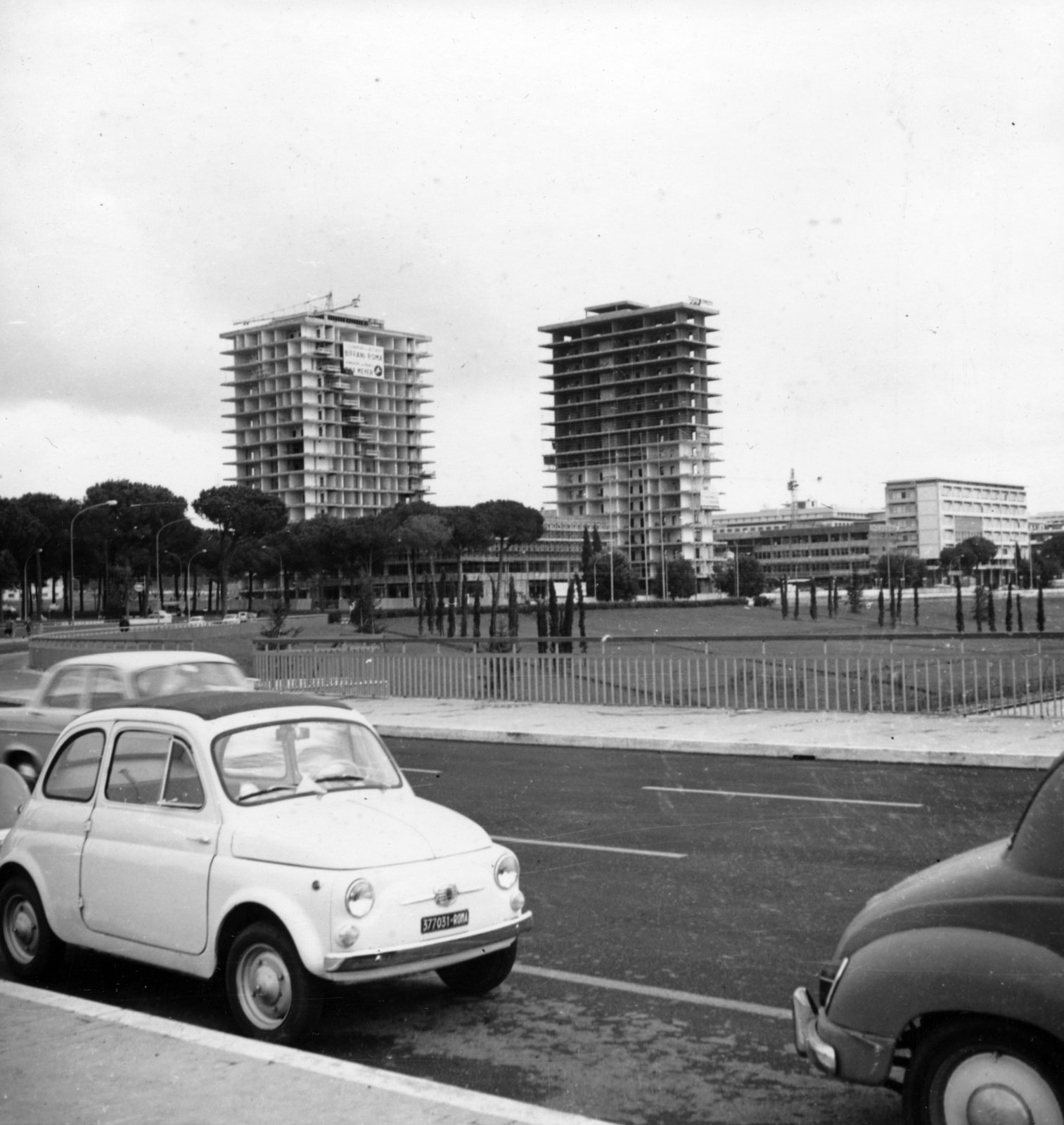 Olaszország, Róma, EUR városrész, Parco Centrale del Lago a tó egyik hídjáról, háttérben az épülő Ligini tornyok., 1962, Koppány András, Fortepan #153927