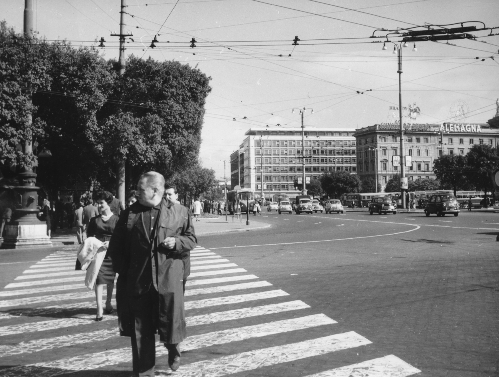 Italy, Rome, Viale Luigi Einaudi a Viale Enrico de Nicola felé nézve, jobbra a Piazza del Cinquecento., 1959, Koppány András, crosswalk, Fortepan #153931