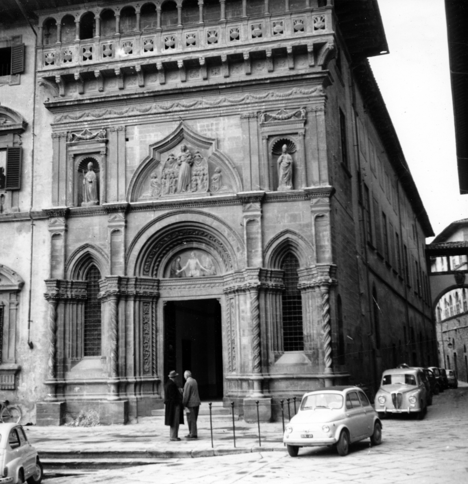 Olaszország, Arezzo, Piazza Grande, a Palazzo della Fraternita dei Laici, jobbra a Via Giorgio Vasari., 1962, Koppány András, Fortepan #153933