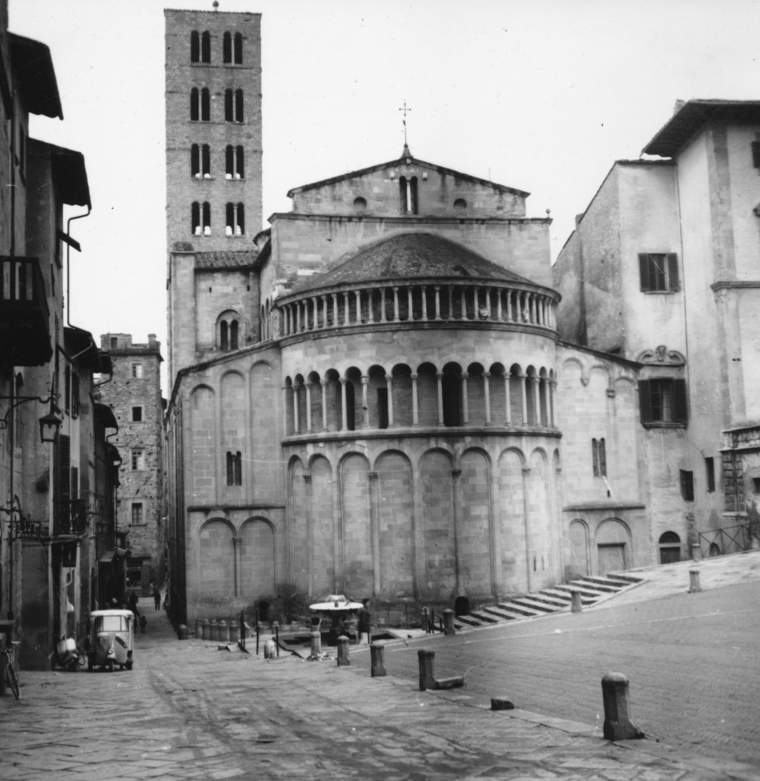 Olaszország, Arezzo, Piazza Grande, szemben a Chiesa di Santa Maria della Pieve., 1959, Koppány András, Fortepan #153935