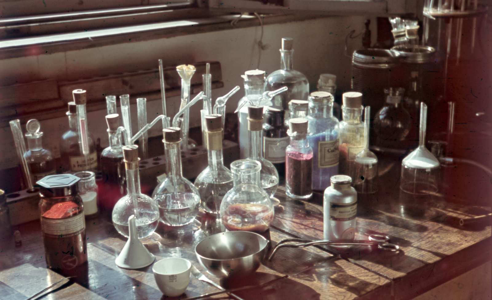 1942, Szekrényesy Réka, colorful, laboratory, chemistry, flask, Fortepan #153939