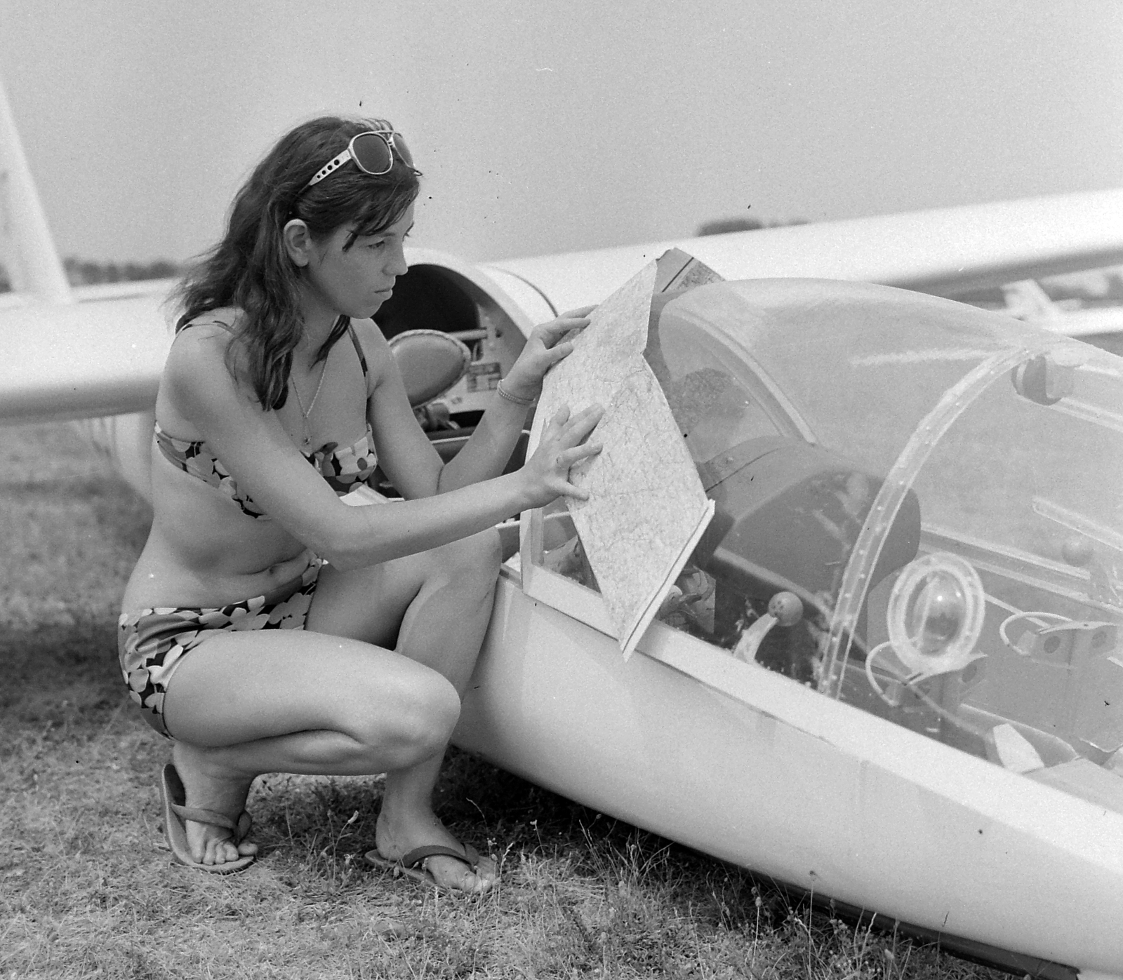 Hungary, Dunakeszi, repülőtér, Pollermann Judit vitorlázórepülő, ma a női válogatott keret edzője., 1971, MHSZ, bathing suit, map, airplane, shades, airport, sailplane, thongs, Fortepan #15395