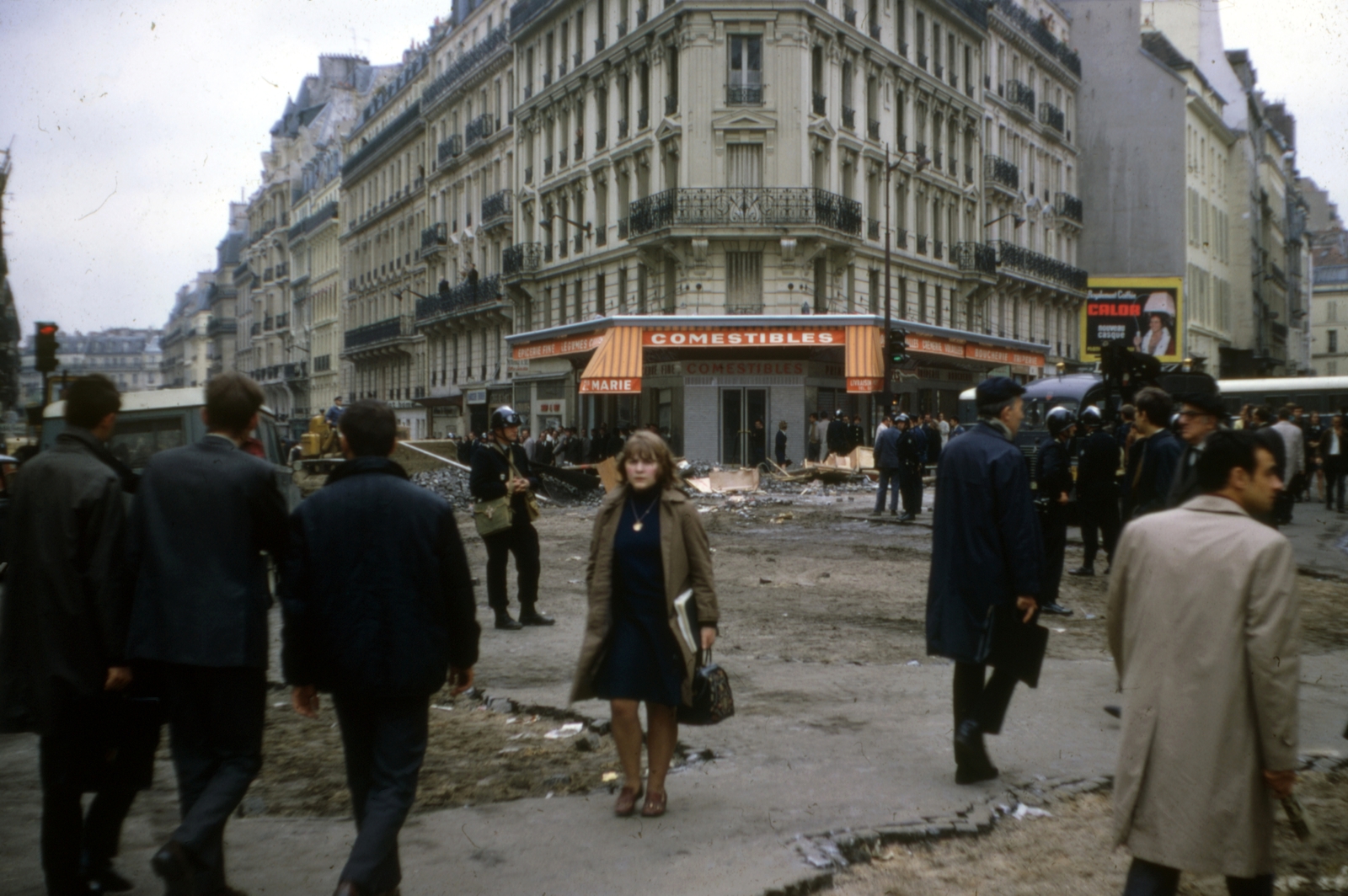 France, Paris, balra a Rue Gay-Lussac a Boulevard Saint-Michel felé nézve, jobbra a Rue Saint-Jacques. A felvétel az 1968-as diáklázadások idején készült., 1968, Szekrényesy Réka, colorful, cop, barricade, Fortepan #153955