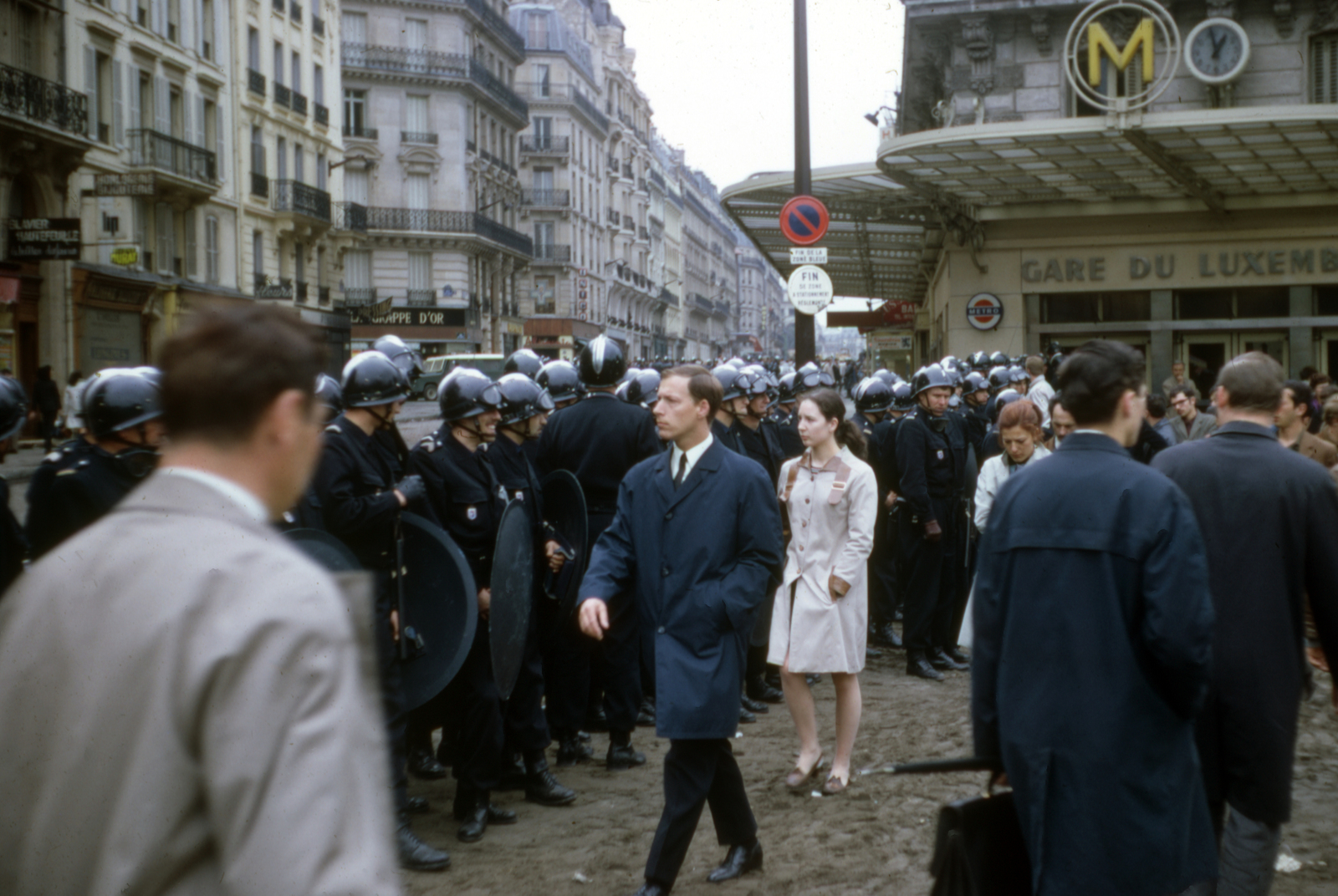 France, Paris, Rue Gay-Lussac a Boulevard Saint-Michel felől nézve. A felvétel az 1968-as diáklázadások idején készült., 1968, Szekrényesy Réka, colorful, Fortepan #153961