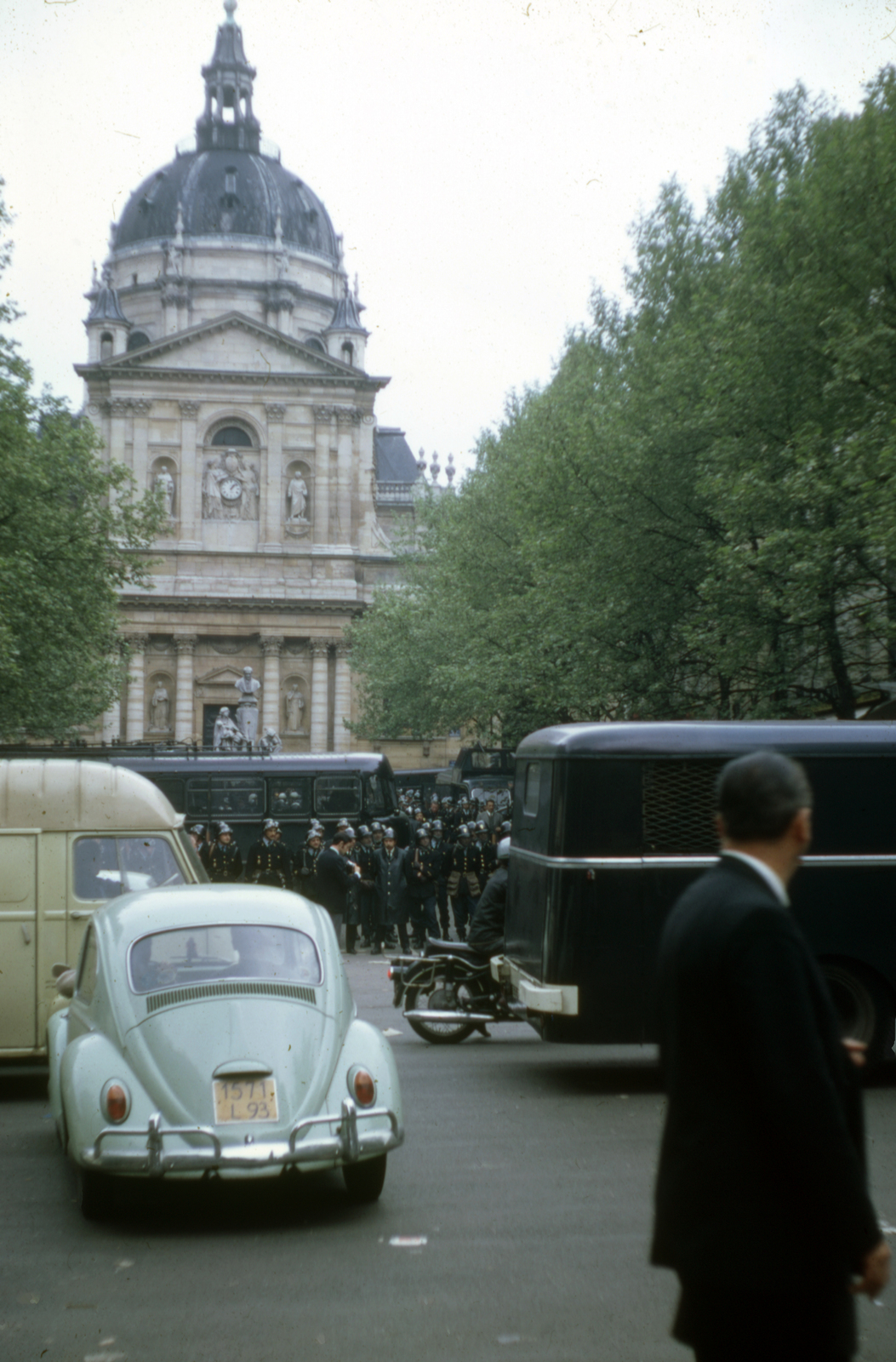 Franciaország, Párizs, Place de la Sorbonne, szemben a Sorbonne temploma (Église de la Sorbonne). A felvétel az 1968-as diáklázadások idején készült., 1968, Szekrényesy Réka, színes, Volkswagen-márka, katolikus, kápolna, klasszicizmus, automobil, Volkswagen Bogár, Jacques Lemercier-terv, Fortepan #153964