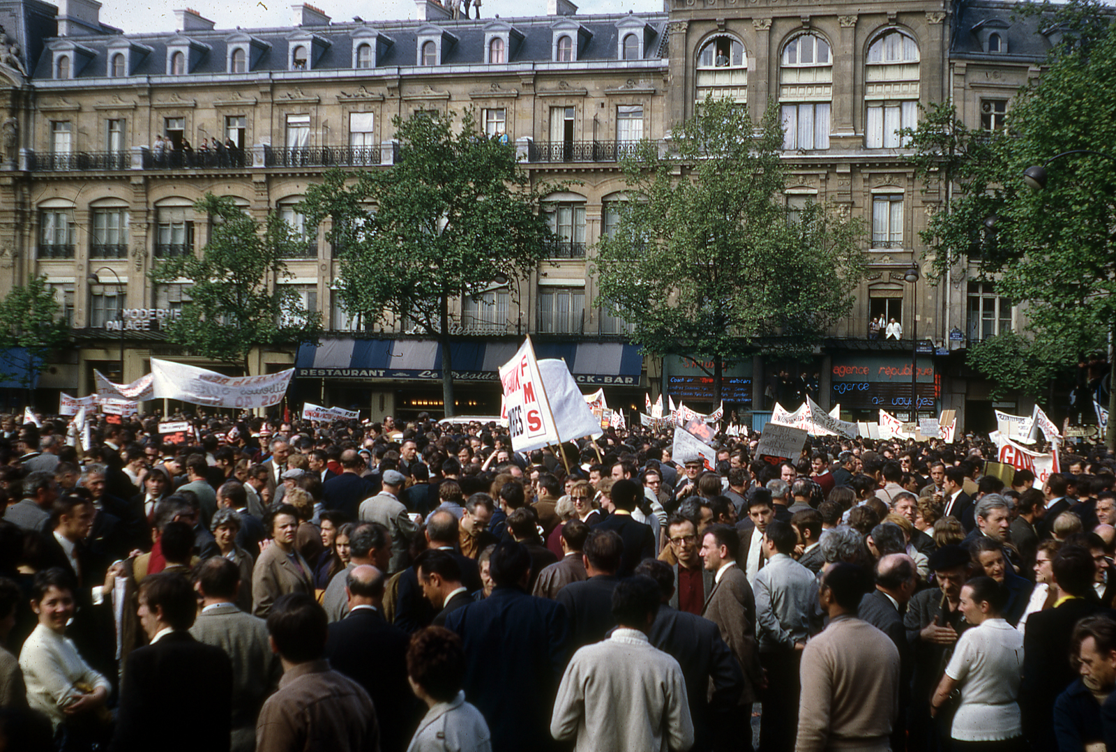 France, Paris, Place de la République, háttérben a mai Crowne Plaza Paris Republique Hotel. A felvétel az 1968-as diáklázadások idején készült., 1968, Szekrényesy Réka, colorful, protest, Fortepan #153969