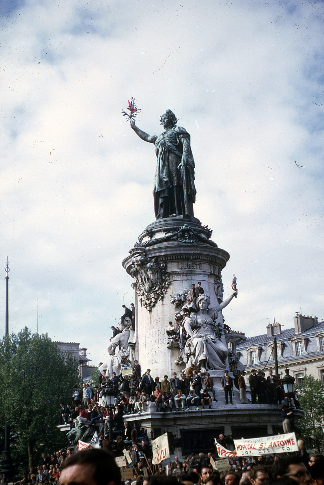 France, Paris, Place de la République, Monument à la République (Léopold Morice, 1883.). A felvétel az 1968-as diáklázadások idején készült., 1968, Szekrényesy Réka, colorful, monument, protest, sitting on a sculpture, standing on a sculpture, Léopold Morice-design, François-Charles Morice-design, Fortepan #153970