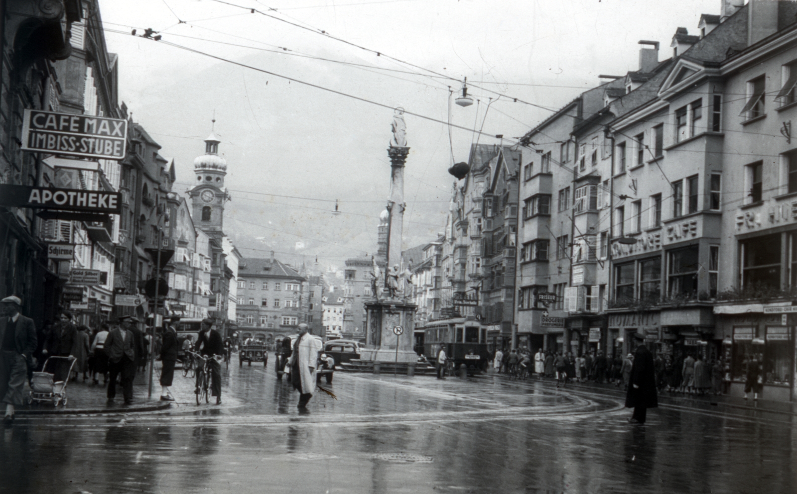 Ausztria, Innsbruck, Anichstraße - Maria-Theresien-Straße sarok, szemben az Annasaule (Szent Anna oszlop), mögötte a Stadtturm (Várostorony), balra a Spitalskirche zum Heiligen Geist (Ispotálytemplom a Szentlélekhez)., 1933, Szekrényesy Réka, rendőr, villamos, oszlop, Szent György-ábrázolás, Szűz Mária-ábrázolás, Szent Anna-ábrázolás, Szent Kasszián-ábrázolás, Szent Vigilius-ábrázolás, Cristoforo Benedetti-terv, Fortepan #153974