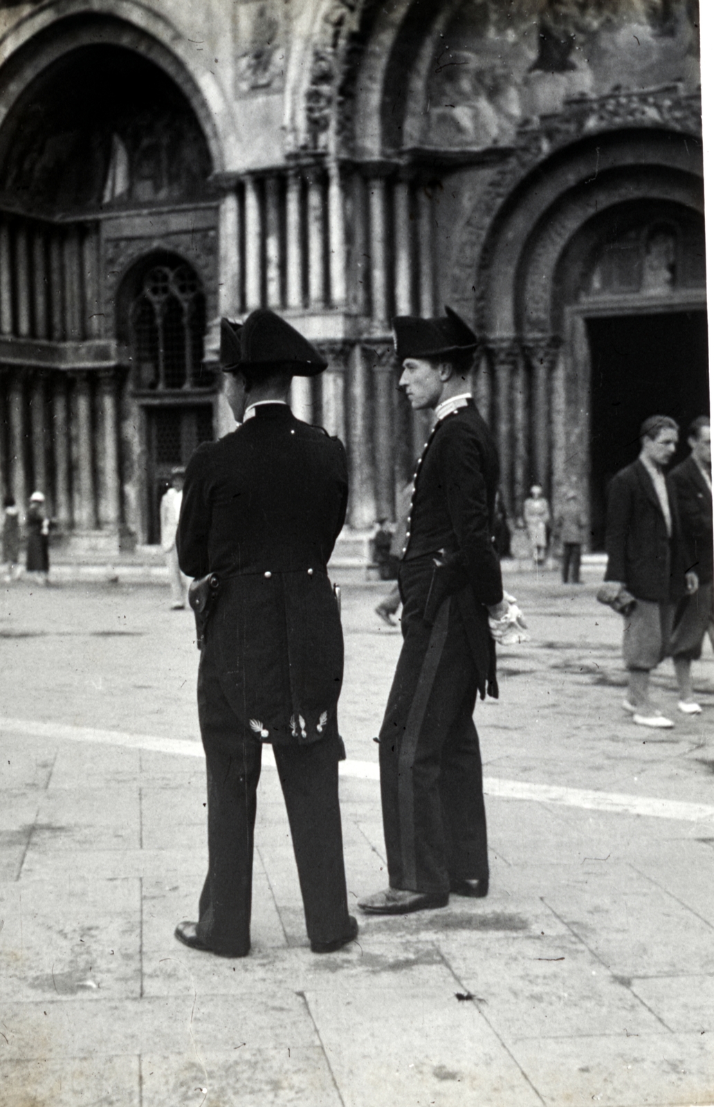 Italy, Venice, Szent Márk tér, háttérben a Szent Márk-székesegyház., 1933, Szekrényesy Réka, gendarme, Fortepan #153987