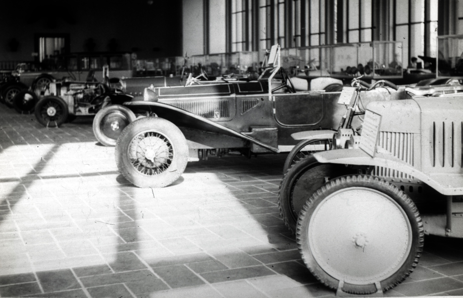 Germany, Munich, Museumsinsel, Deutsches Museum, Gépjármű csarnok (Kraftfahrzeughalle)., 1933, Szekrényesy Réka, museum, automobile, Grade-brand, Fortepan #153994