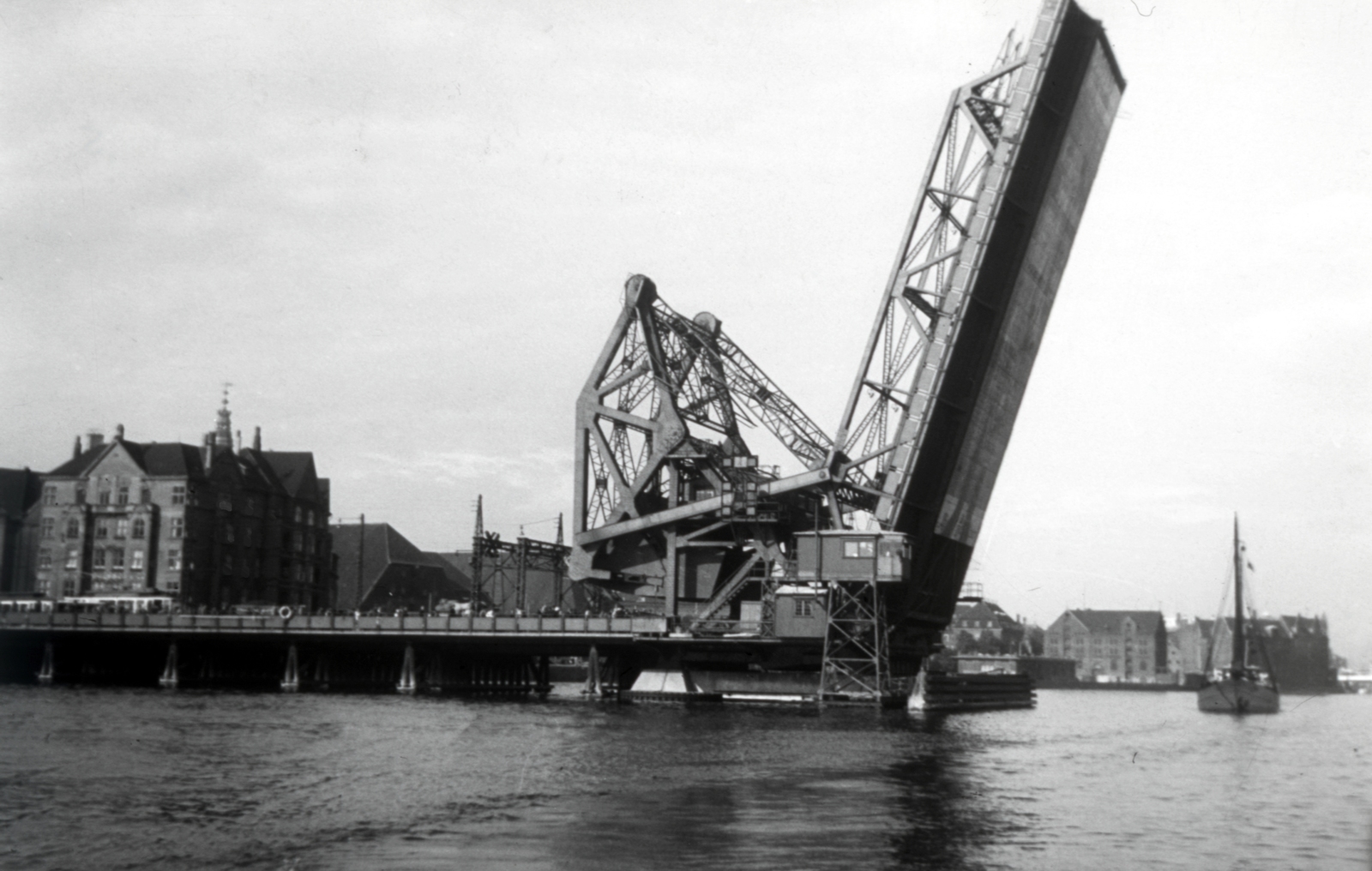 Denmark, Copenhagen, a Langebro felnyitható híd a Christians Brygge felé nézve., 1938, Szekrényesy Réka, movable bridge, Fortepan #154010