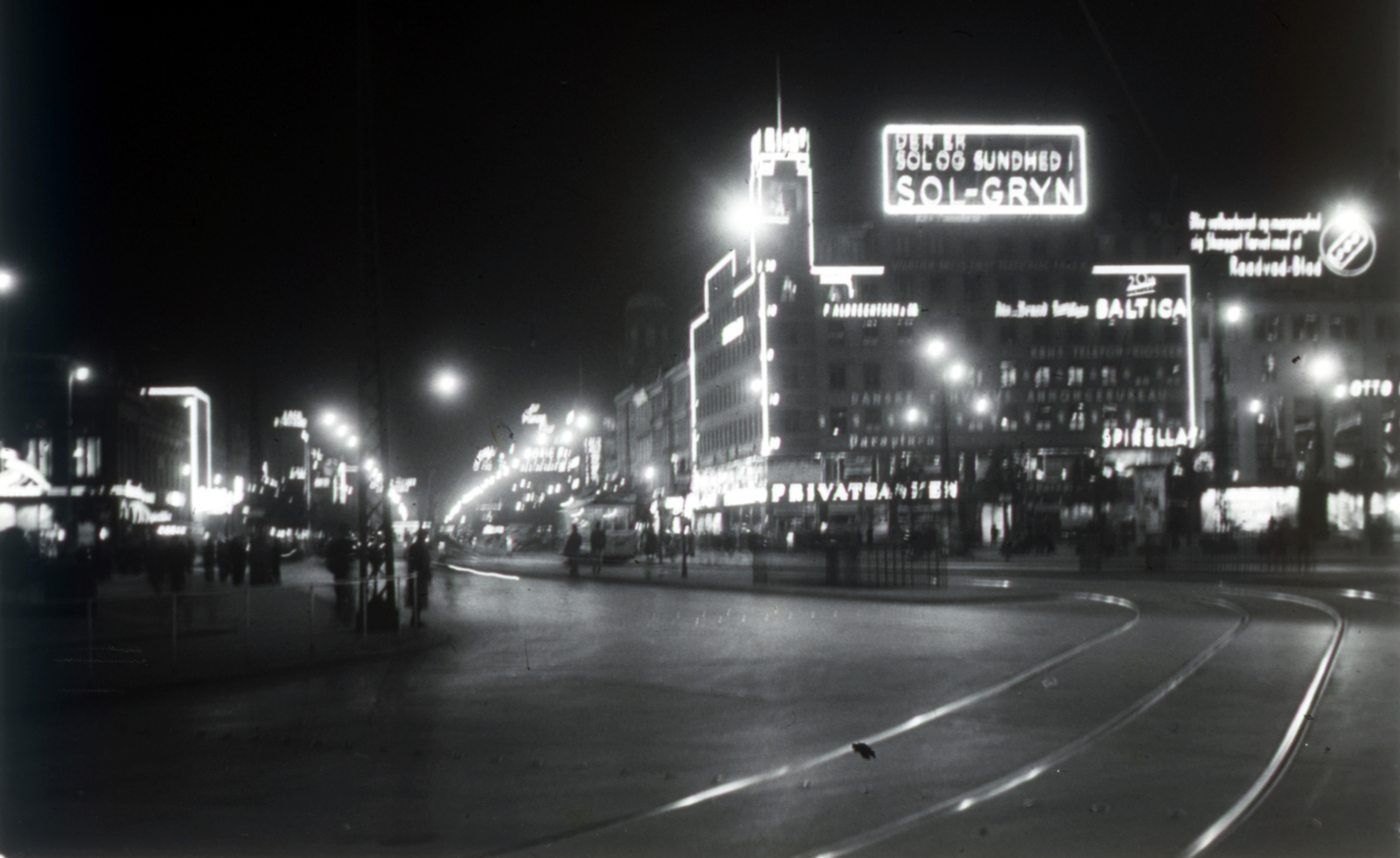 Denmark, Copenhagen, Rådhuspladsen, szemben a Vesterbrogade., 1938, Szekrényesy Réka, street view, neon sign, night, Fortepan #154011