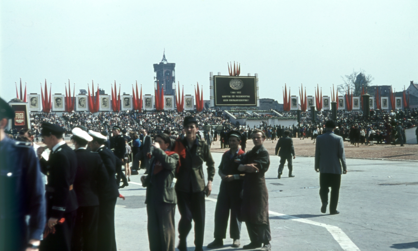 Németország, Berlin, Kelet-Berlin, Múzeum-sziget, Schlossplatz (ekkor Marx-Engels-Platz), a háttérben balra a Vörös Városháza (Rotes Rathaus), jobbra a Régi Városháza (Altes Stadthaus). Május 1-i ünnepség., 1952, Szekrényesy Réka, színes, NDK, Kelet-Berlin, felvonulás, május 1, politikai dekoráció, Fortepan #154012