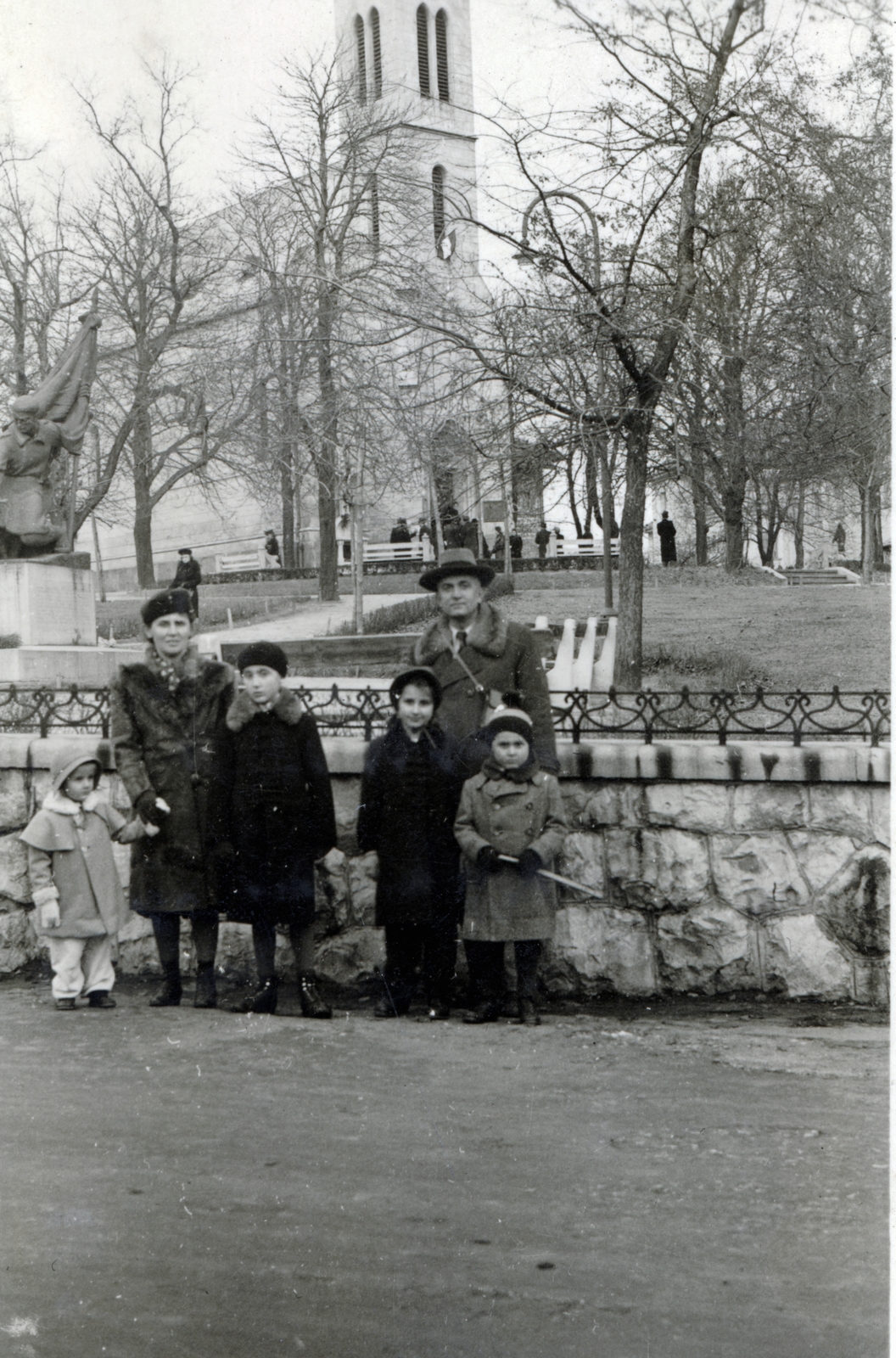 Hungary, Budapest XII., Diana utca. Balra a háttérben a Svábhegyről besorozott áldozatok tiszteletére 1934-ben felavatott emlékmű, Belatinyné Hadzsi Flóra alkotása. Szemben a Szent László-templom., 1937, Szesztay család, Budapest, Fortepan #154125