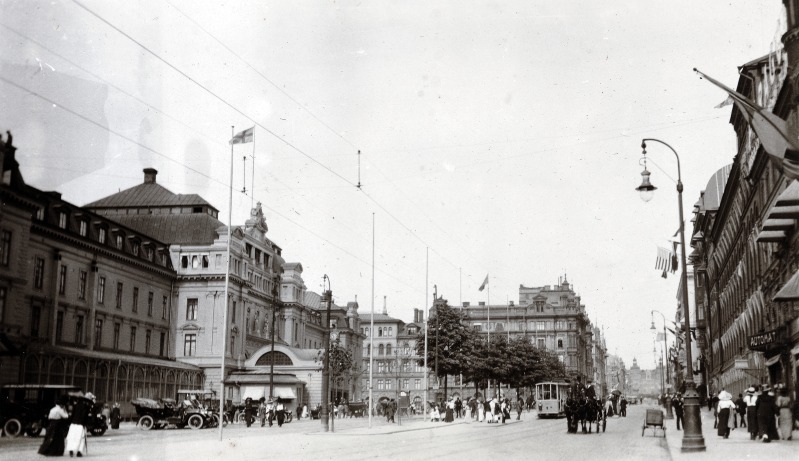 Svédország, Stockholm, Vasagatan, balra a Központi pályaudvar., 1914, Szesztay család, zászló, villamos, automobil, Fortepan #154149