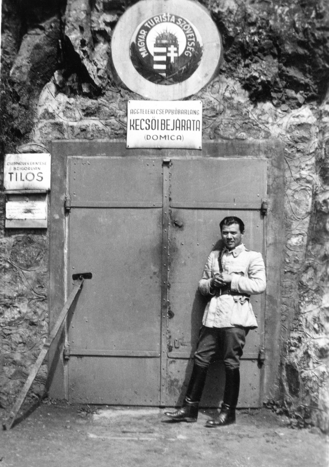 Slovakia, Kečovo, a település határában a Baradla barlang Domicai ágának bejárata., 1941, Orosz Heléna, Czechoslovakia, crest, cave, enamel sign, Association of Hungarian Tourists, national emblem, Fortepan #15418