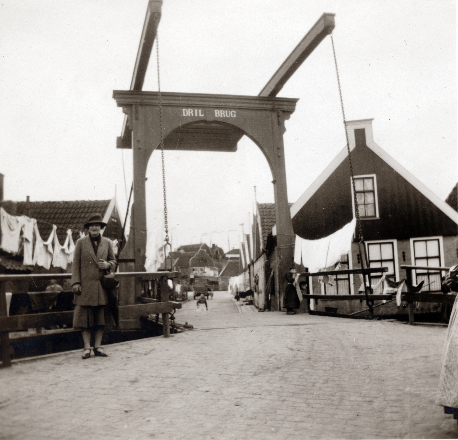 Hollandia, Volendam, a Dril brug nevű híd a Meerzijde utca felől., 1931, Szesztay család, felirat, híd, teregetés, faház, Fortepan #154217