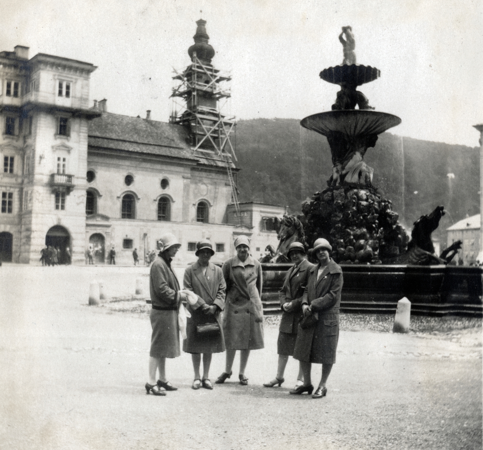 Ausztria, Salzburg, Residenzplatz, előtérben a Residenzbrunnen, háttérben a Sankt Michaelskirche., 1931, Szesztay család, díszkút, Fortepan #154219