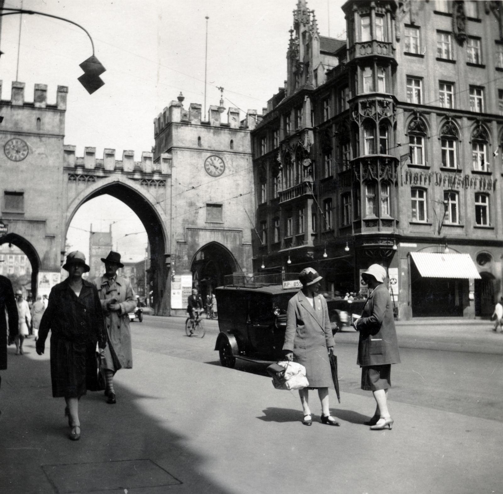 Németország, München, Neuhauser Strasse, jobbra a Herzog-Wilhelm-Strasse, szemben a Karlstor., 1931, Szesztay család, átjáró, kapu, köztéri óra, Fortepan #154228