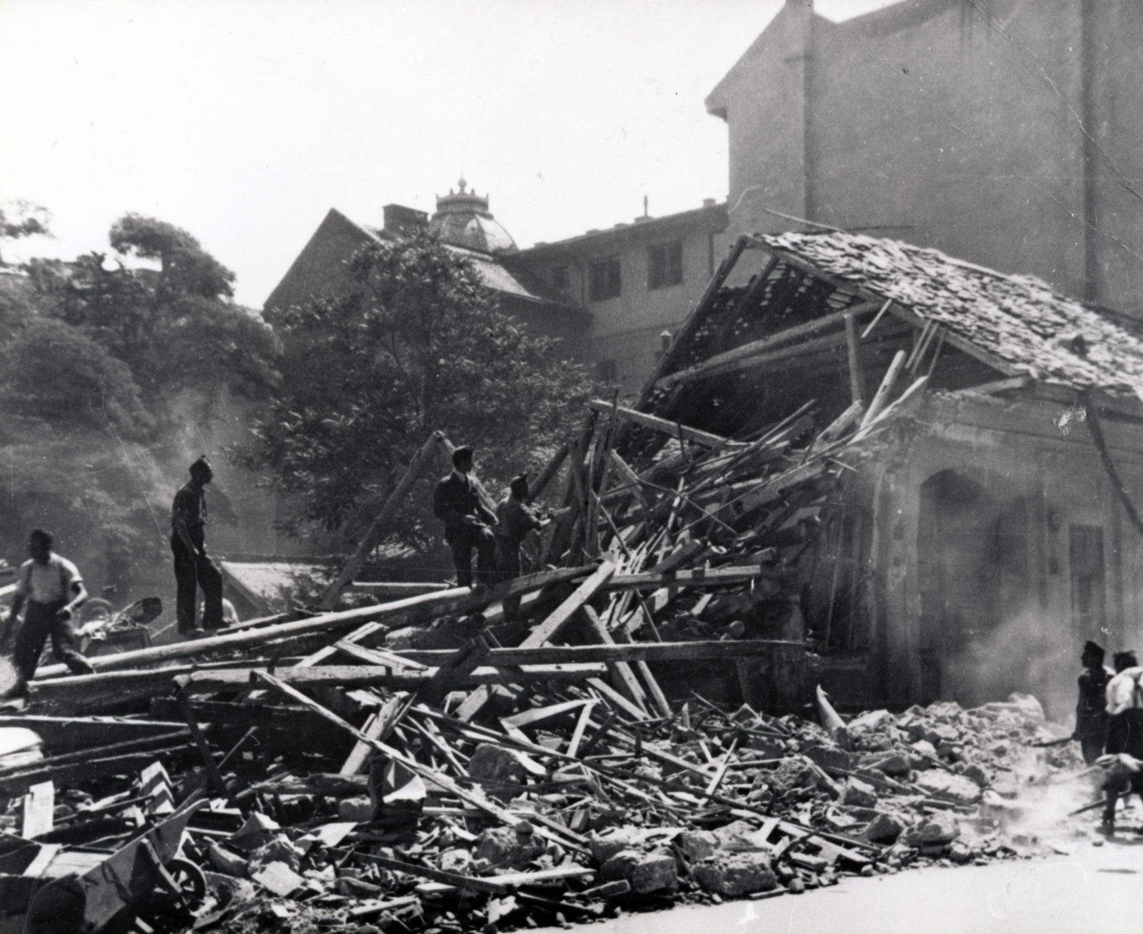 Hungary, Budapest IX., a Ráday utca 46. számú ház romjai., 1944, Szesztay család, war damage, Budapest, damaged building, wheelbarrow, Fortepan #154244