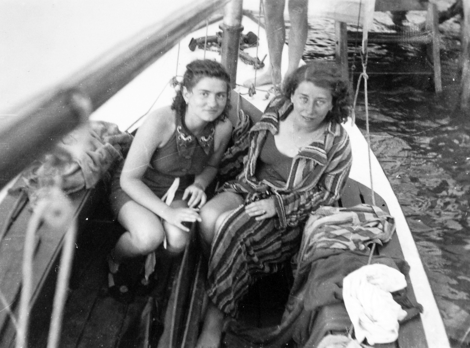 Hungary, Balatonlelle, 1943, Orosz Heléna, sailboat, bathrobe, striped dress, Fortepan #15428