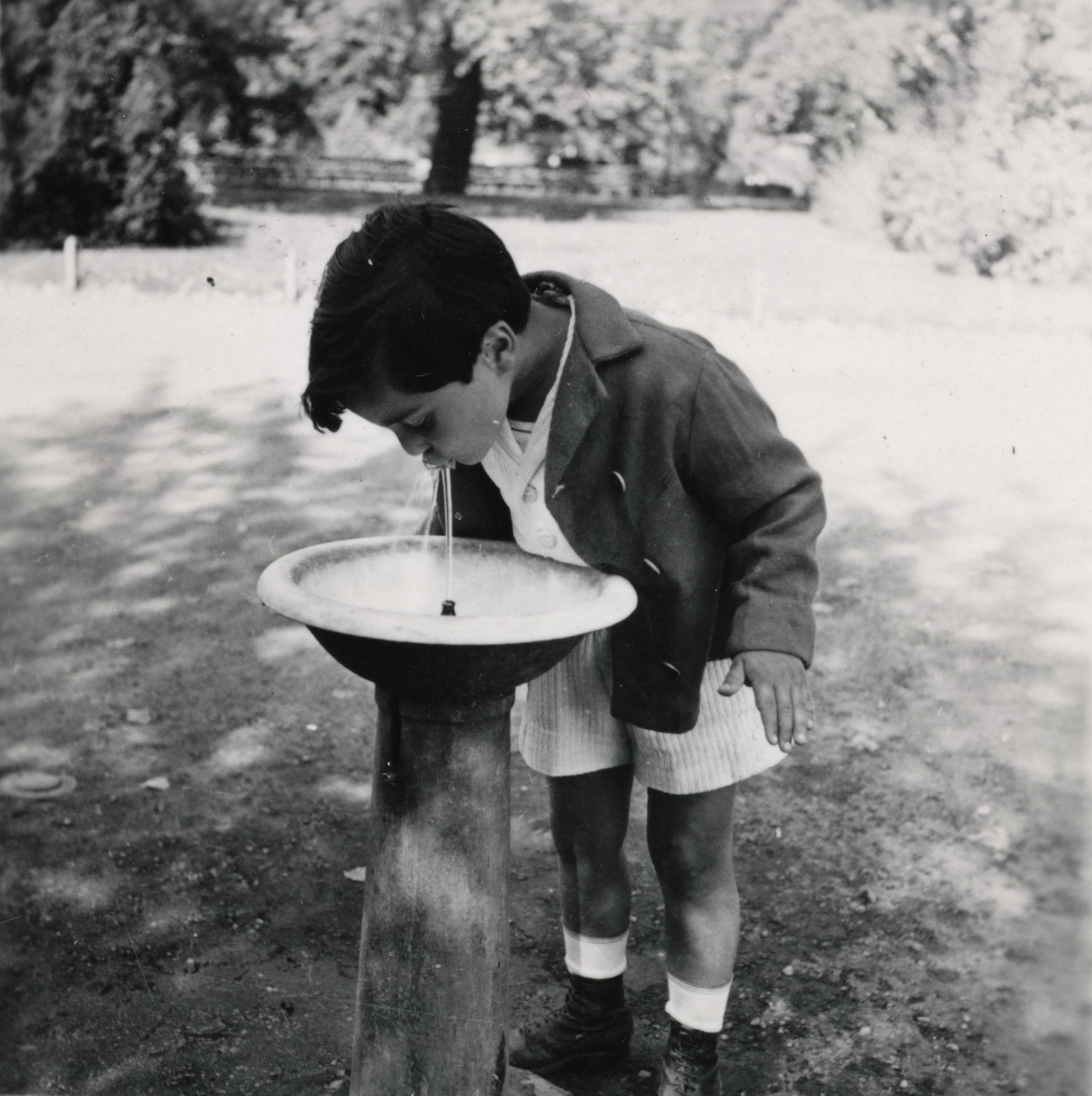 Hungary, Budapest V., Erzsébet (Sztálin) tér., 1948, Mezey Ferenc, Budapest, kid, drinking fountain, Fortepan #154285