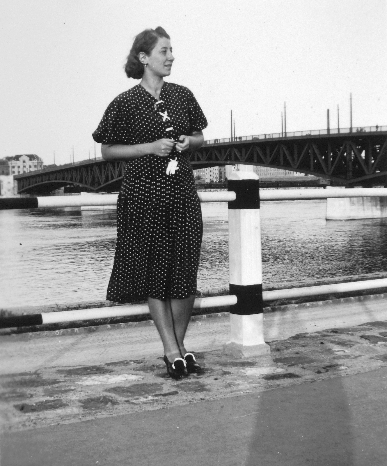 Hungary, Budapest XI., Műegyetem rakpart az Egry József utca környékén, háttérben a Petőfi (Horthy Miklós) híd., 1943, Orosz Heléna, portrait, bridge, railing, lady, Danube, Budapest, summer dresses, Duna-bridge, Hubert Pál Álgyay-design, Fortepan #15432