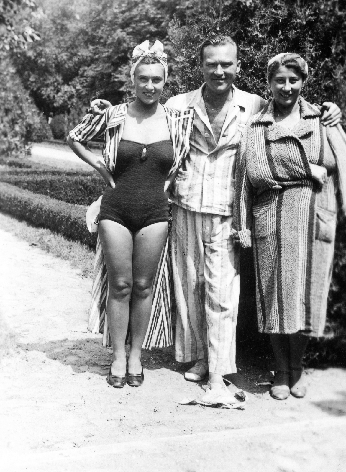 1936, Orosz Heléna, ribbon, bathrobe, nightgown, arms around shoulders, Fortepan #15434