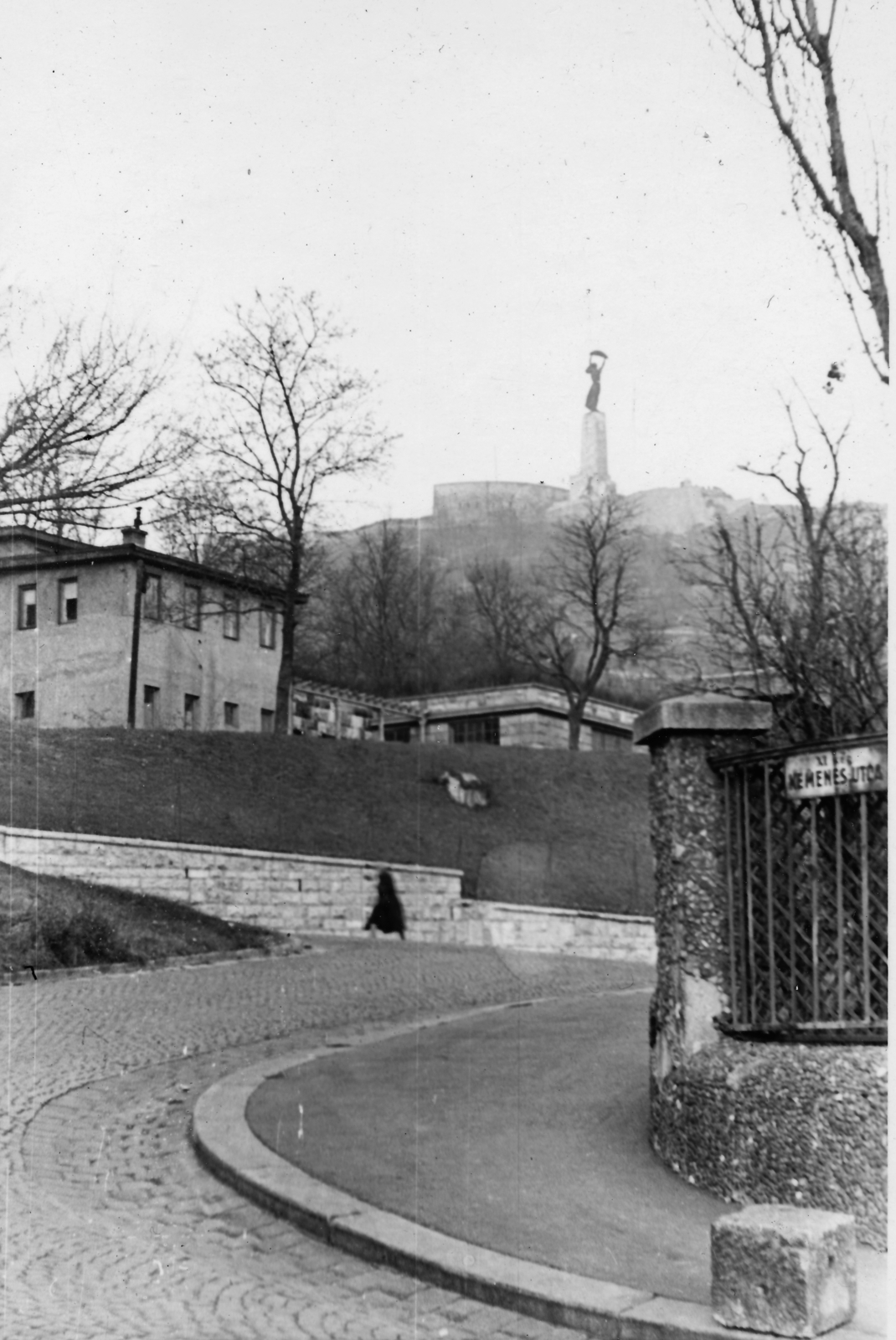 Hungary, Budapest XI., Kemenes utca, szemben a Kelenhegyi út, a háttérben a Citadella és a Felszabadulási Emlékmű., 1960, Szesztay család, Budapest, street name sign, Fortepan #154347